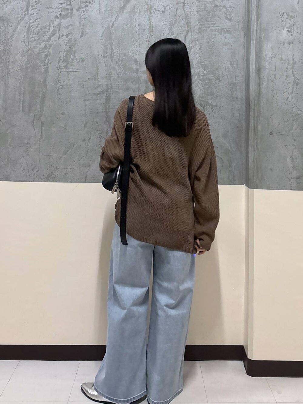 「リラックス、きれいめ、着痩せ・細見え、骨格ストレート、BARNYARDSTORM、デニムパンツ、ニット」｜「MazellのMazell / 2WAYソフトモカローファー（ローファー、シルバー系）」を使った、hitomiさん（レディース・160cm）の春コーディネートの3枚目の写真
