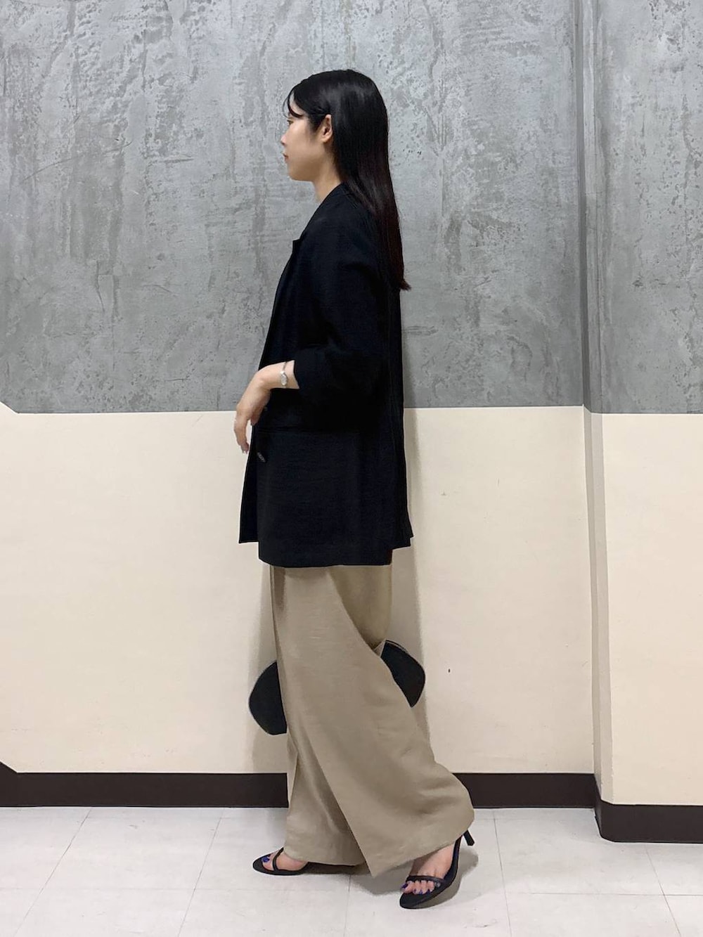 「リラックス、きれいめ、着痩せ・細見え、夏コーデ、骨格ストレート、BARNYARDSTORM、Tシャツ」|「ADD CULUMNのBARNYARDSTORM / ADDCULUMN(アドカラム) / ボストンバッグ(トートバッグ、ブラック系)」を使った、hitomiさん(レディース・160cm)の夏コーディネートの2枚目の写真