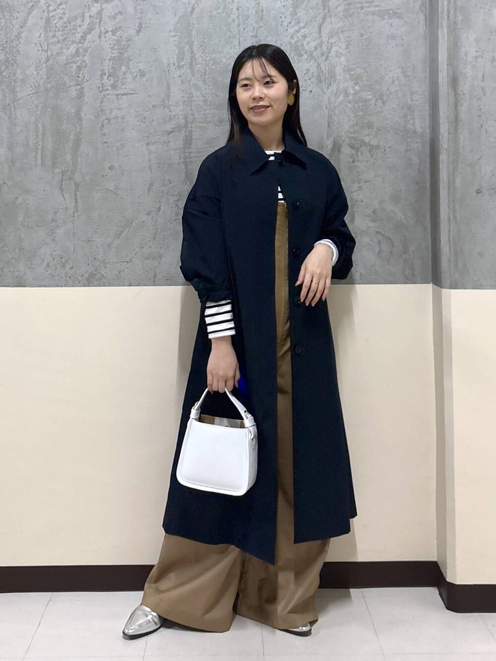 「着痩せ・細見え、骨格ストレート、リラックス、きれいめ、BARNYARDSTORM」｜「BARNYARDSTORMのBARNYARDSTORM /【CONTIGO】レザーショルダー 【新色追加】（ハンドバッグ、ホワイト系）」を使った、hitomiさん（レディース・160cm）の春コーディネートの4枚目の写真