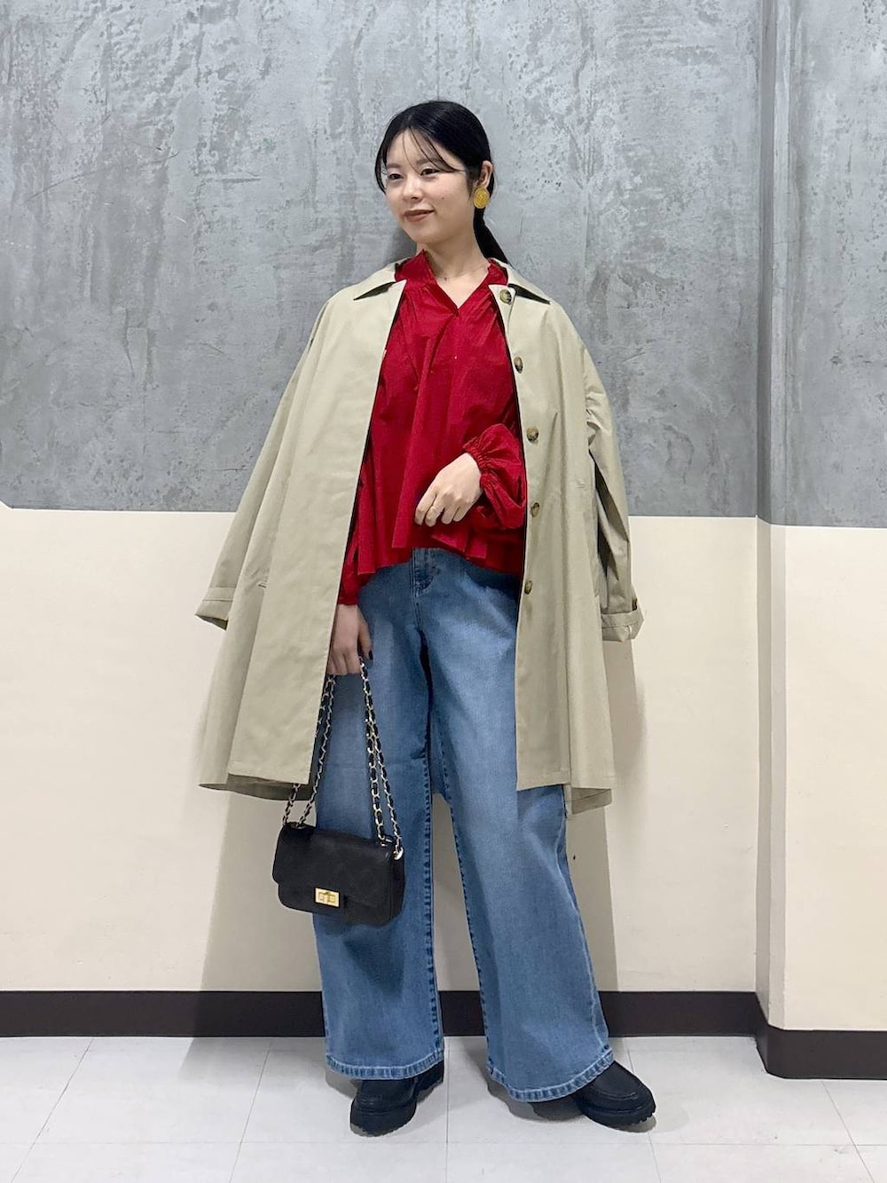 「リラックス、きれいめ、着痩せ・細見え、骨格ストレート、BARNYARDSTORM、ブラウス、デニムパンツ」｜「BARNYARDSTORMのBARNYARDSTORM / Oggi11月号掲載◆ソフトウエストワイドデニムパンツ【WEB限定】（デニムパンツ、ブルー系）」を使った、hitomiさん（レディース・160cm）の冬コーディネートの2枚目の写真