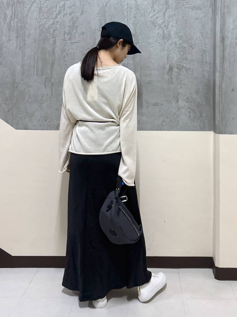 「リラックス、きれいめ、着痩せ・細見え、夏コーデ、骨格ストレート、BARNYARDSTORM、スカート、リネン・透けアイテム、春コーデ」|「BARNYARDSTORMのBARNYARDSTORM / キレイめボディバッグ2【撥水】(ボディバッグ/ウエストポーチ、グレー系)」を使った、hitomiさん(レディース・160cm)の春コーディネートの3枚目の写真