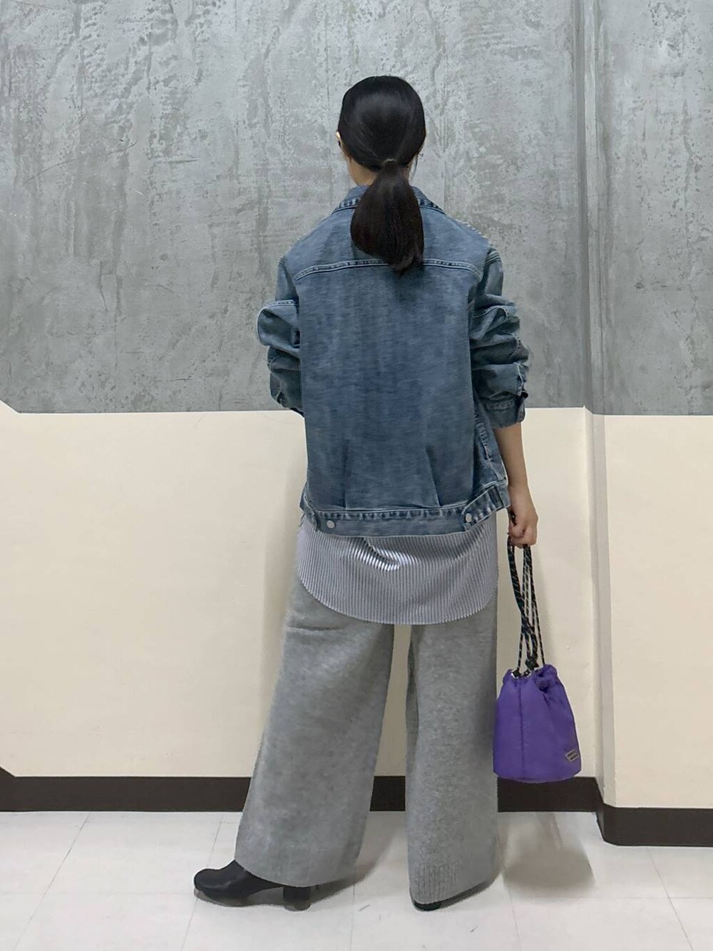 「リラックス、きれいめ、着痩せ・細見え、デニムジャケット、シャツ、秋コーデ、大人カジュアル、骨格ストレート、BARNYARDSTORM」|「BARNYARDSTORMのBARNYARDSTORM / オーバーサイズシャツ(シャツ/ブラウス、ブルー系)」を使った、hitomiさん(レディース・160cm)の秋コーディネートの3枚目の写真