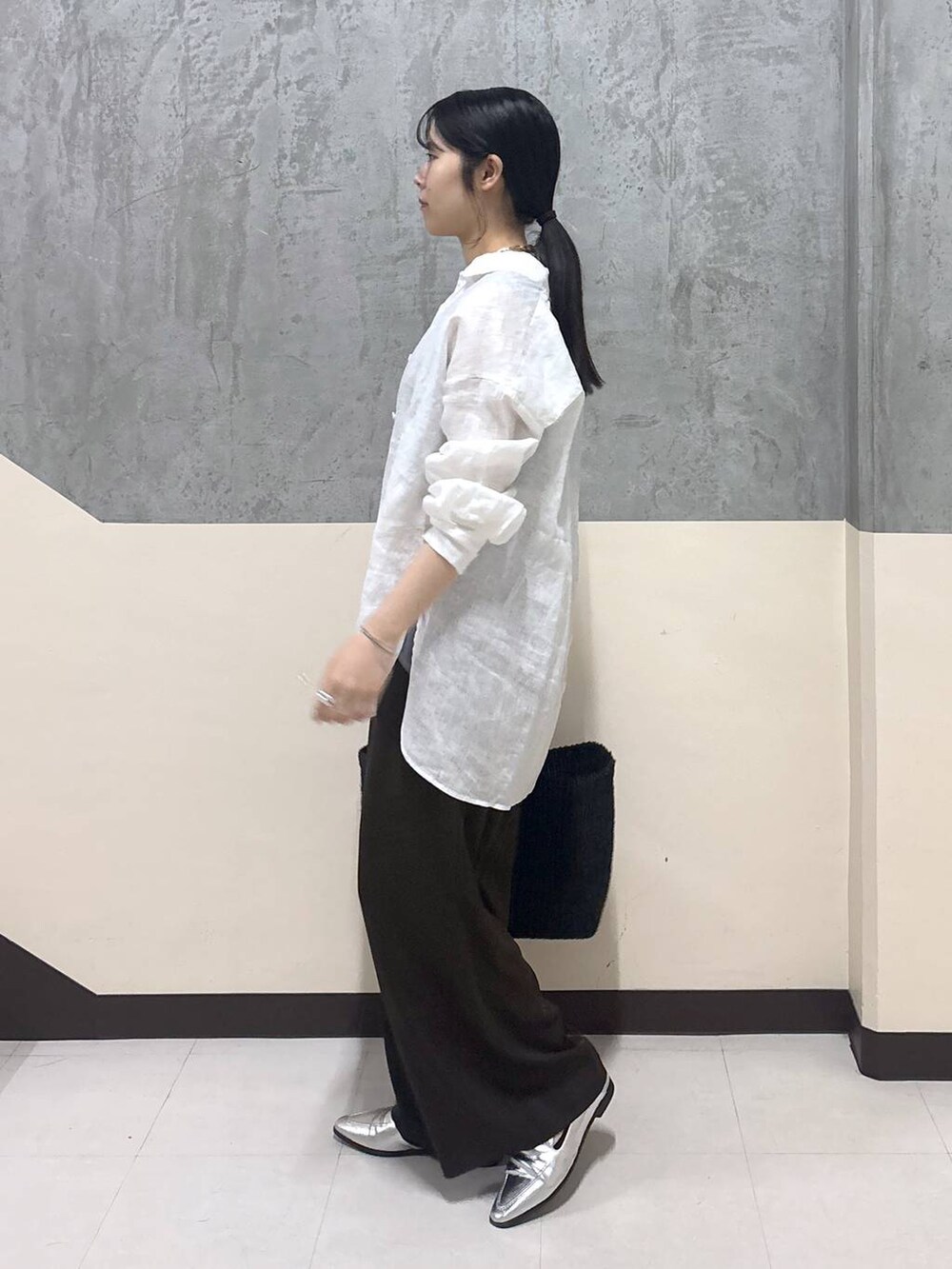 「夏コーデ、ワイドパンツ、リラックス、きれいめ、着痩せ・細見え、骨格ストレート、BARNYARDSTORM、春コーデ、シャツ」|「MazellのMazell / 2WAYソフトモカローファー(ローファー、シルバー系)」を使った、hitomiさん(レディース・160cm)の春コーディネートの2枚目の写真