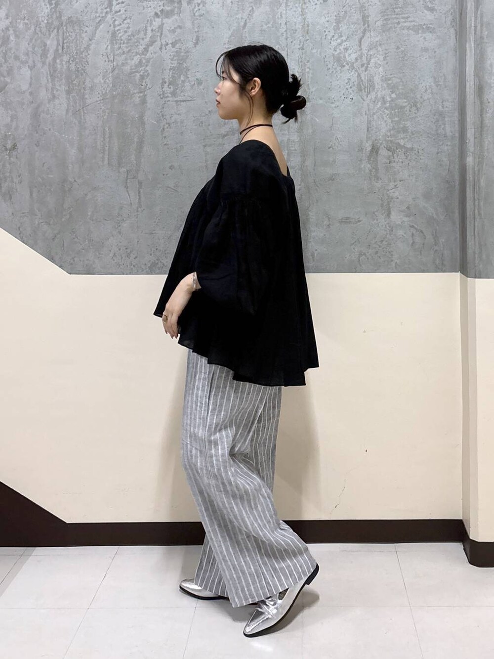 「きれいめ、着痩せ・細見え、リラックス、夏コーデ、骨格ストレート、BARNYARDSTORM、リネン・透けアイテム、ワイドパンツ」｜「BARNYARDSTORMのBARNYARDSTORM /【CONTIGO】レザーショルダー 【新色追加】（ハンドバッグ、ホワイト系）」を使った、hitomiさん（レディース・160cm）の春コーディネートの2枚目の写真
