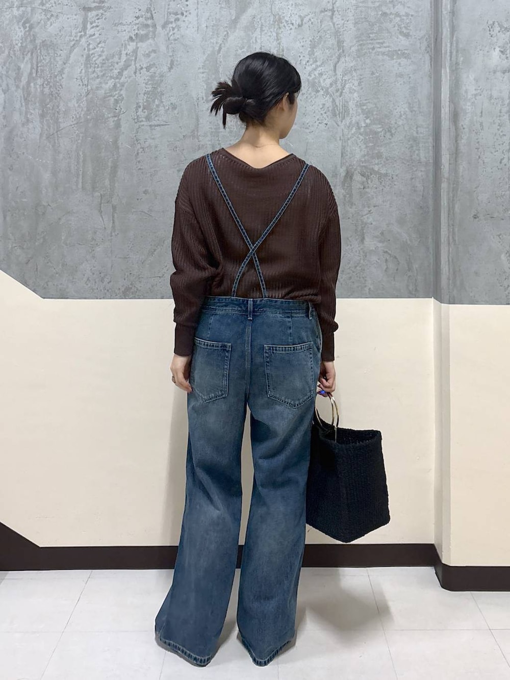 「サロペット、デニムパンツ、リラックス、きれいめ、着痩せ・細見え、骨格ストレート、BARNYARDSTORM」|「BARNYARDSTORMのBARNYARDSTORM / デニムサロペット(サロペット/オーバーオール、ブルー系)」を使った、hitomiさん(レディース・160cm)の春コーディネートの3枚目の写真