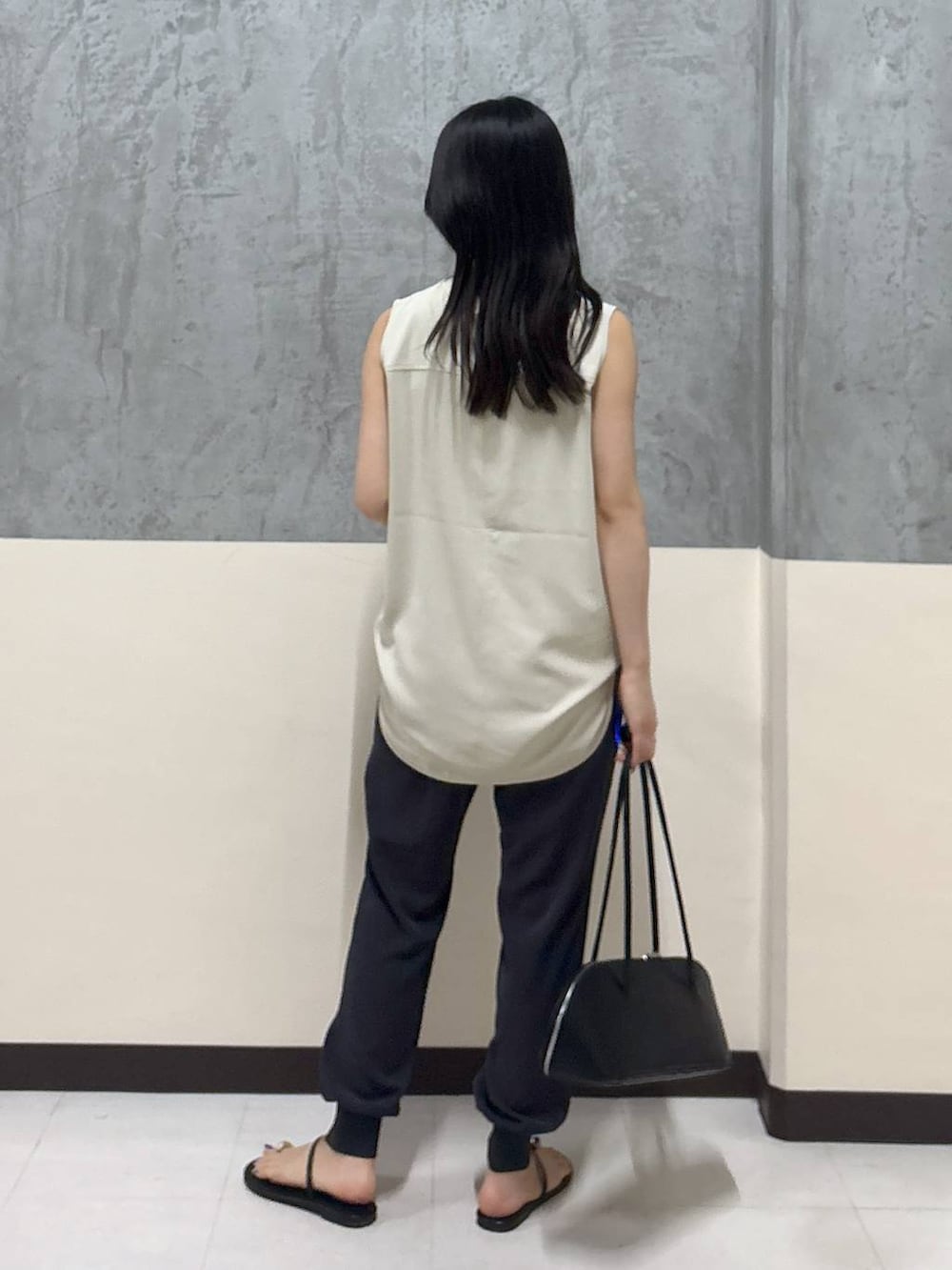 「骨格ストレート、ノースリーブ、リラックス、きれいめ、着痩せ・細見え、夏コーデ、BARNYARDSTORM」｜「BARNYARDSTORMのBARNYARDSTORM / ダブルクロスノースリプルオーバー / マシンウォッシャブル【『BABALOG』チャンネルご紹介アイテム】（Tシャツ/カットソー、ホワイト系）」を使った、hitomiさん（レディース・160cm）の夏コーディネートの3枚目の写真