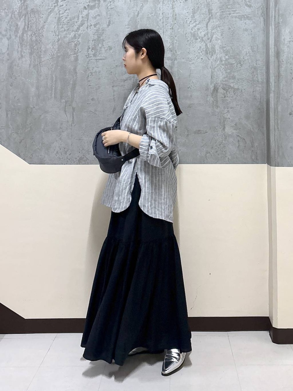 「スカート、リネン・透けアイテム、シャツ、リラックス、きれいめ、着痩せ・細見え、夏コーデ、骨格ストレート、BARNYARDSTORM」｜「MazellのMazell / 2WAYソフトモカローファー（ローファー、シルバー系）」を使った、hitomiさん（レディース・160cm）の春コーディネートの2枚目の写真