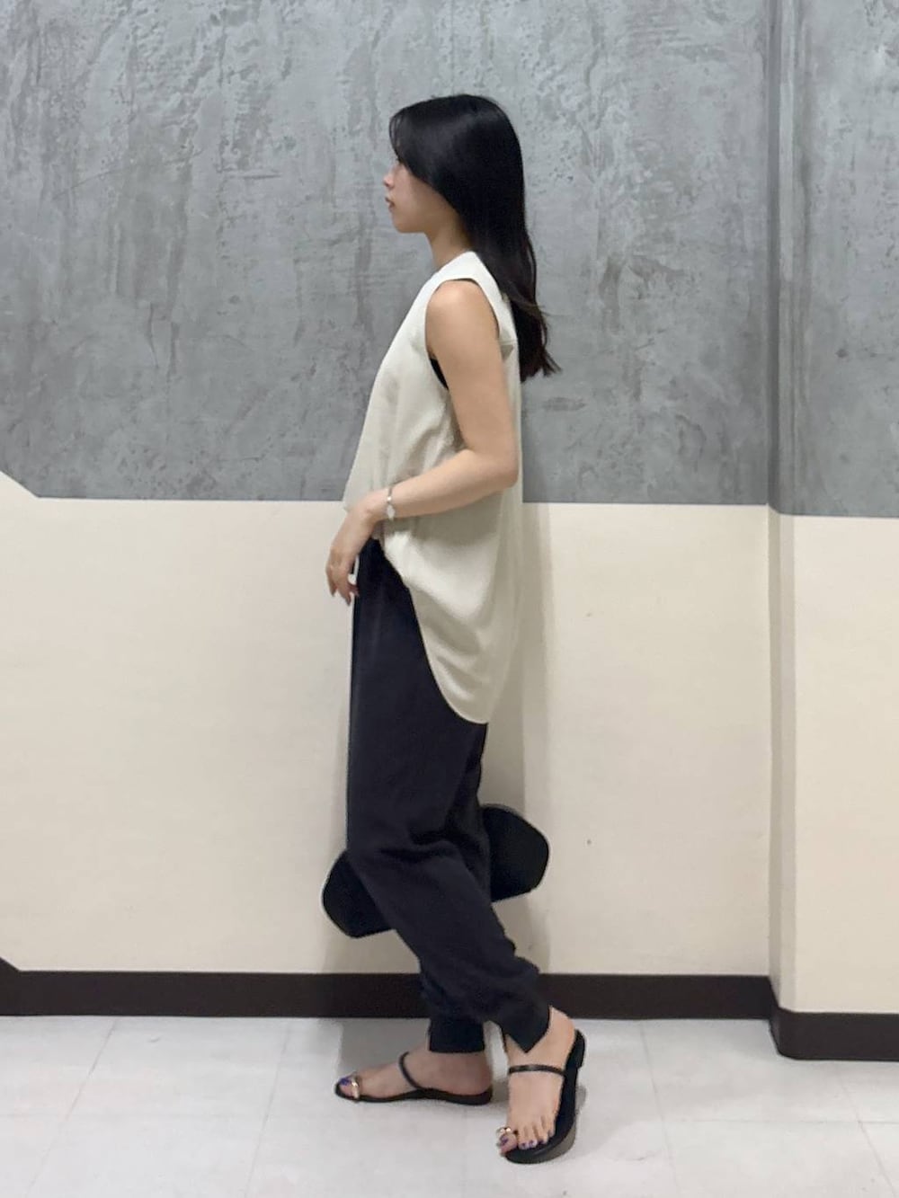 「骨格ストレート、ノースリーブ、リラックス、きれいめ、着痩せ・細見え、夏コーデ、BARNYARDSTORM」｜「BARNYARDSTORMのBARNYARDSTORM / ダブルクロスノースリプルオーバー / マシンウォッシャブル【『BABALOG』チャンネルご紹介アイテム】（Tシャツ/カットソー、ホワイト系）」を使った、hitomiさん（レディース・160cm）の夏コーディネートの2枚目の写真