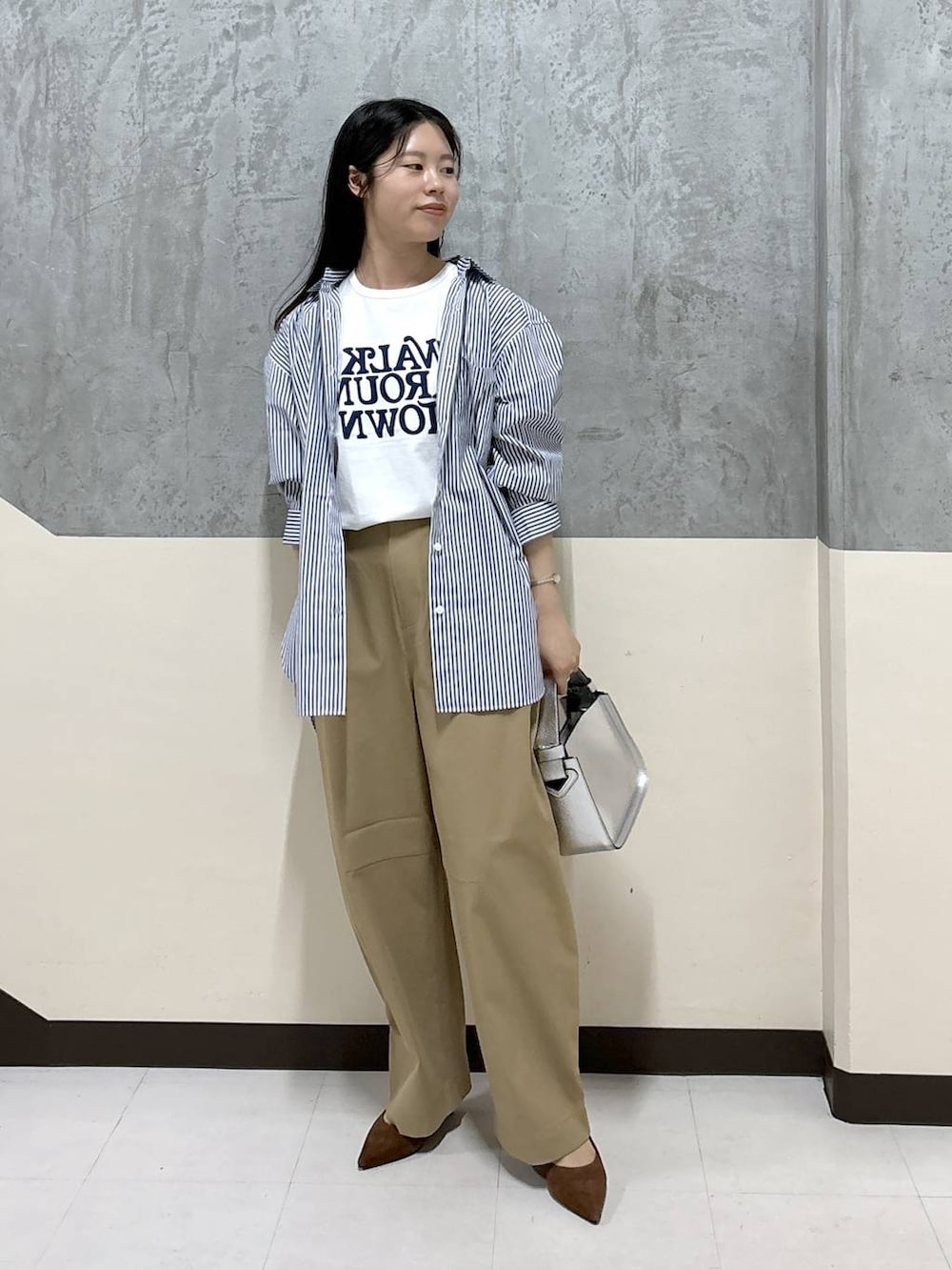 「リラックス、きれいめ、着痩せ・細見え、骨格ストレート、BARNYARDSTORM、カジュアル、大人カジュアル、パンツ、Tシャツ、シャツ、パンプス」|「BARNYARDSTORMのBARNYARDSTORM / コクーンシルエットイージーパンツ【撥水】(その他パンツ、ベージュ系)」を使った、hitomiさん(レディース・160cm)の夏コーディネートの4枚目の写真