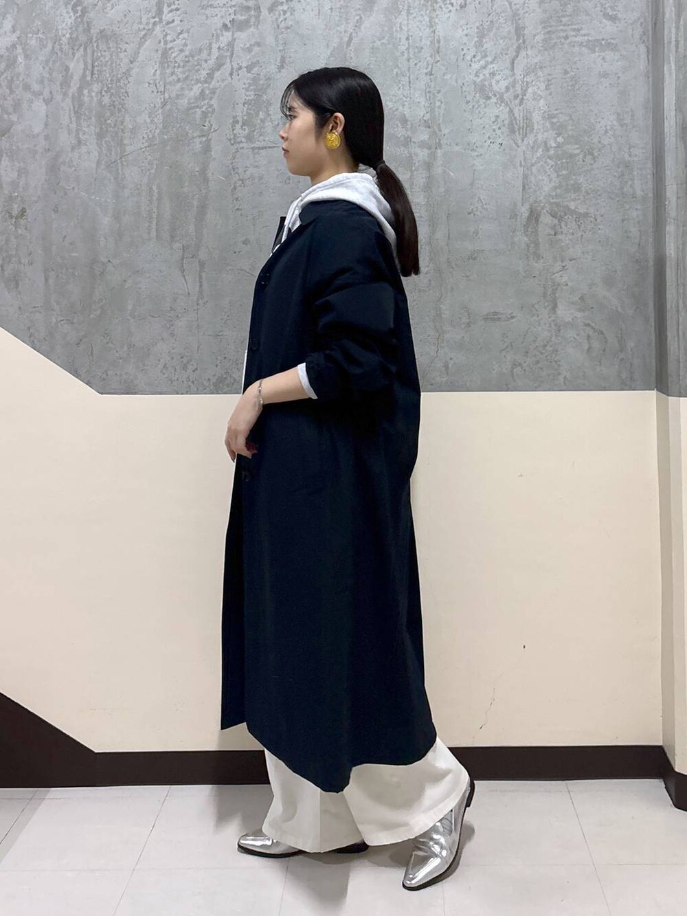 「着痩せ・細見え、骨格ストレート、BARNYARDSTORM、リラックス、きれいめ、デニムパンツ、春アウター」|「MazellのMazell / 2WAYソフトモカローファー(ローファー、シルバー系)」を使った、hitomiさん(レディース・160cm)の春コーディネートの2枚目の写真