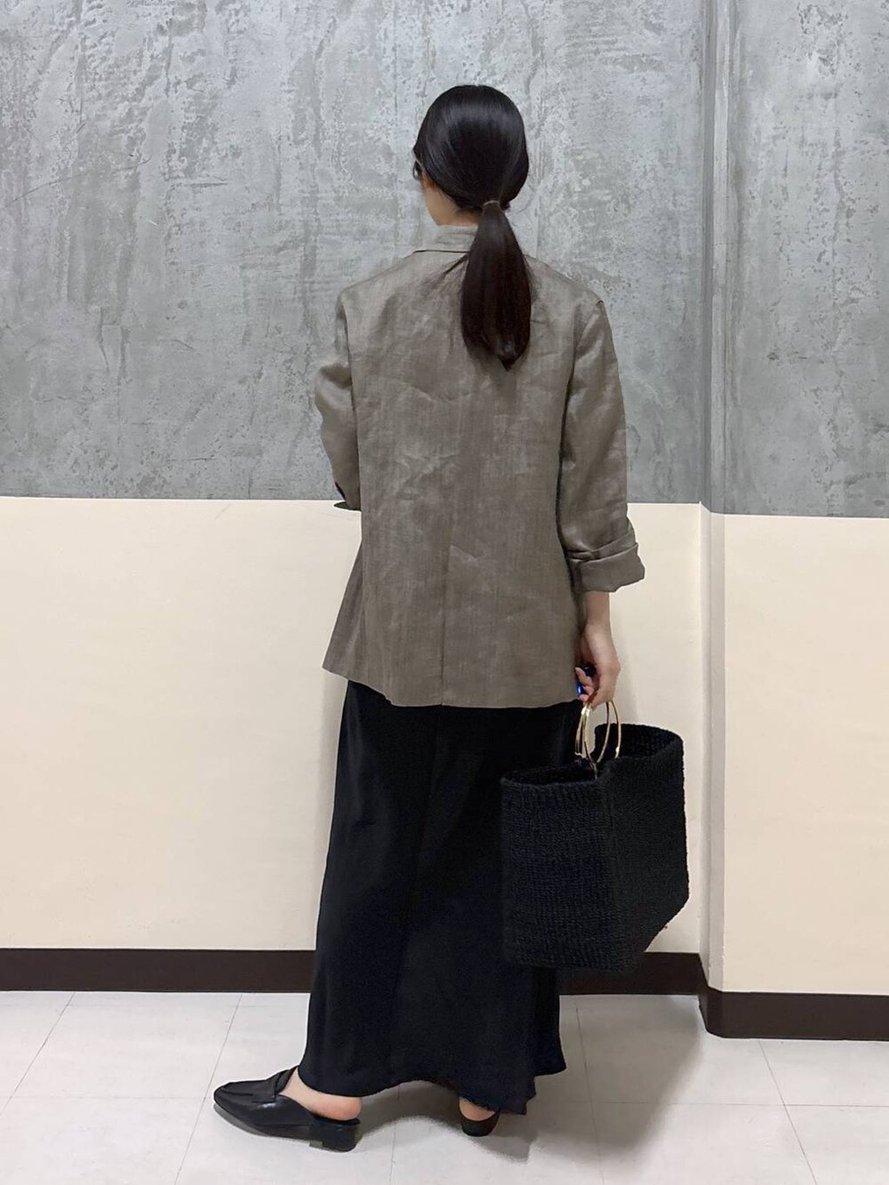 「リラックス、きれいめ、着痩せ・細見え、骨格ストレート、BARNYARDSTORM、ジャケット、スカート、Tシャツ」｜「COTTOのCOTTO / リングバッグ（かごバッグ、ブラック系）」を使った、hitomiさん（レディース・160cm）の春コーディネートの3枚目の写真