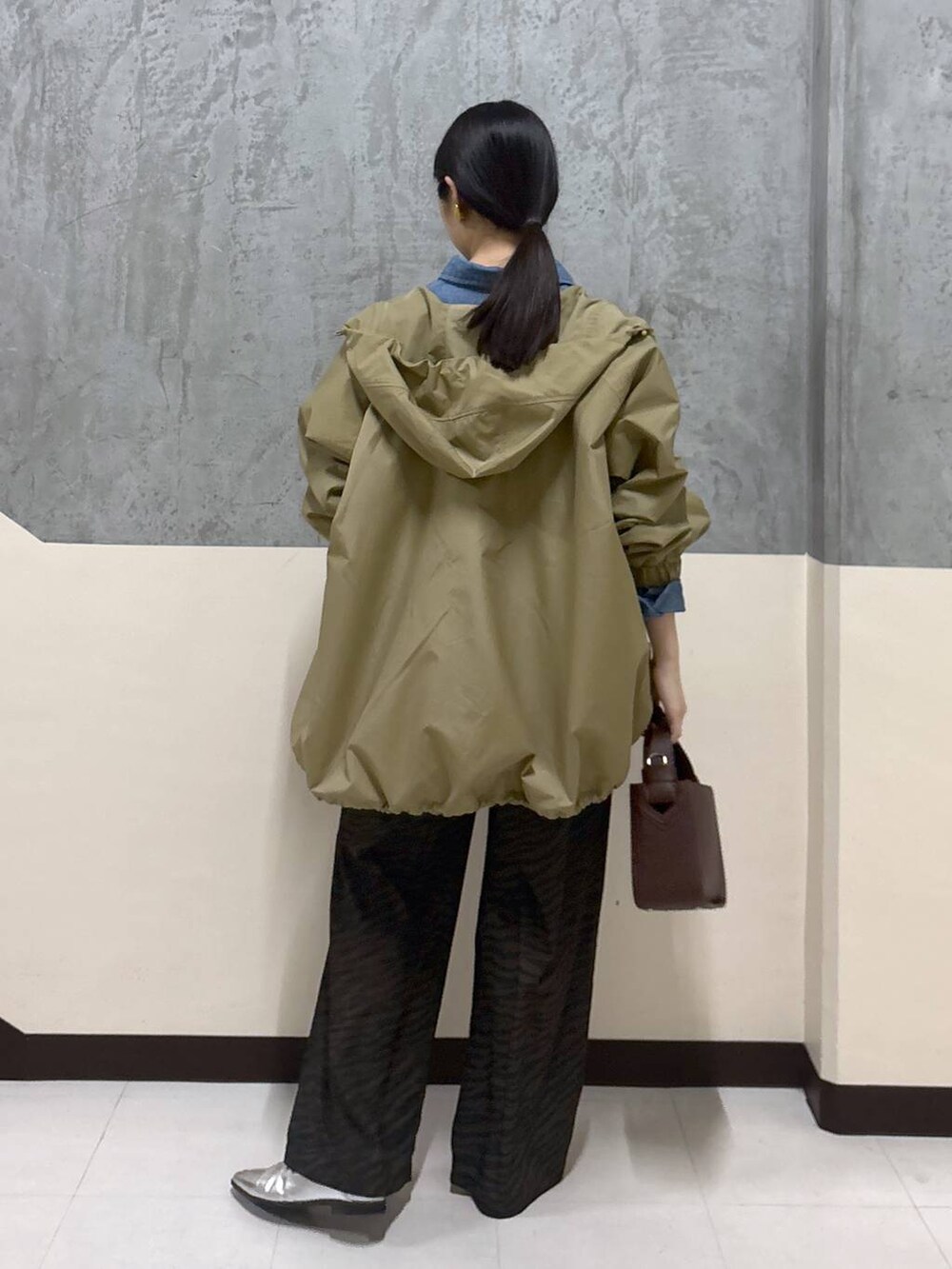 「リラックス、きれいめ、着痩せ・細見え、骨格ストレート、BARNYARDSTORM、ワイドパンツ、春アウター」|「BARNYARDSTORMのBARNYARDSTORM /【CONTIGO】レザーショルダー 【新色追加】(ハンドバッグ、ブラウン系)」を使った、hitomiさん(レディース・160cm)の春コーディネートの3枚目の写真