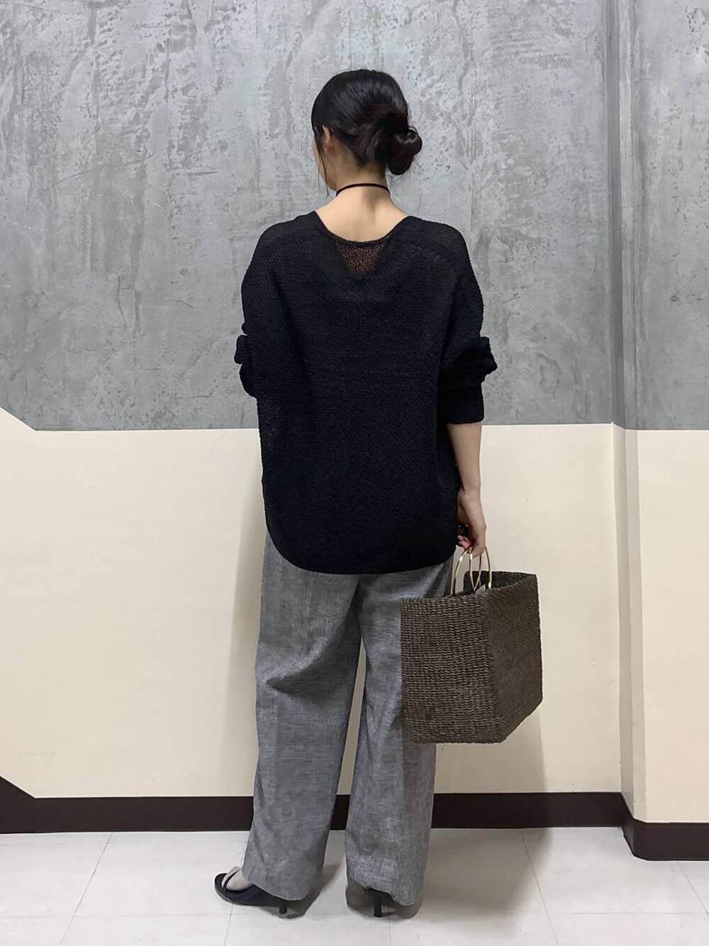 「リラックス、きれいめ、着痩せ・細見え、夏コーデ、骨格ストレート、BARNYARDSTORM、リネン・透けアイテム、ワイドパンツ」｜「COTTOのCOTTO / リングバッグ（かごバッグ、ブラウン系）」を使った、hitomiさん（レディース・160cm）の春コーディネートの3枚目の写真