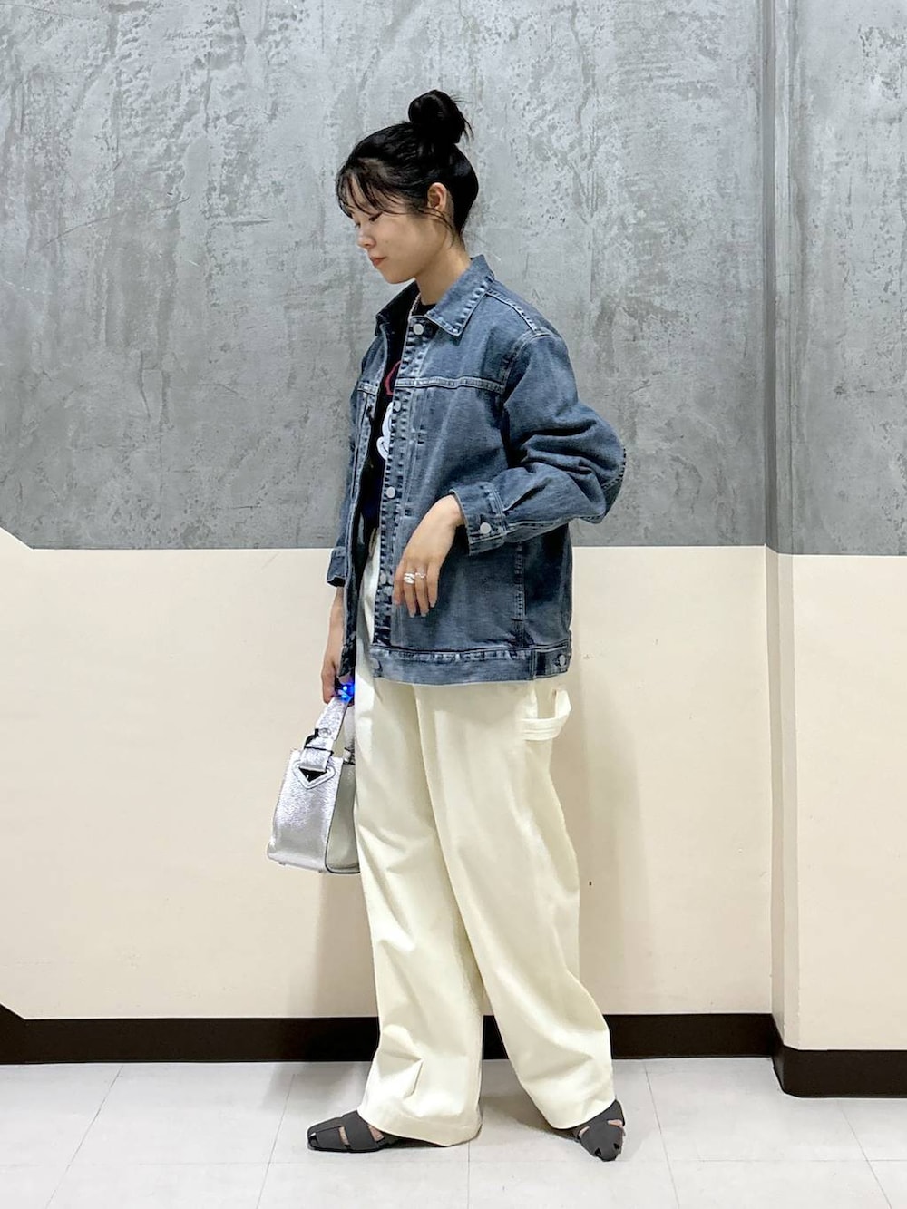 「着痩せ・細見え、リラックス、きれいめ、骨格ストレート、BARNYARDSTORM、カジュアル、大人カジュアル、パンツ、デニムジャケット」｜「BARNYARDSTORMのBARNYARDSTORM / ペインターコーデュロイパンツ　ハンドウォッシャブル（その他パンツ、ホワイト系）」を使った、hitomiさん（レディース・160cm）の秋コーディネートの2枚目の写真