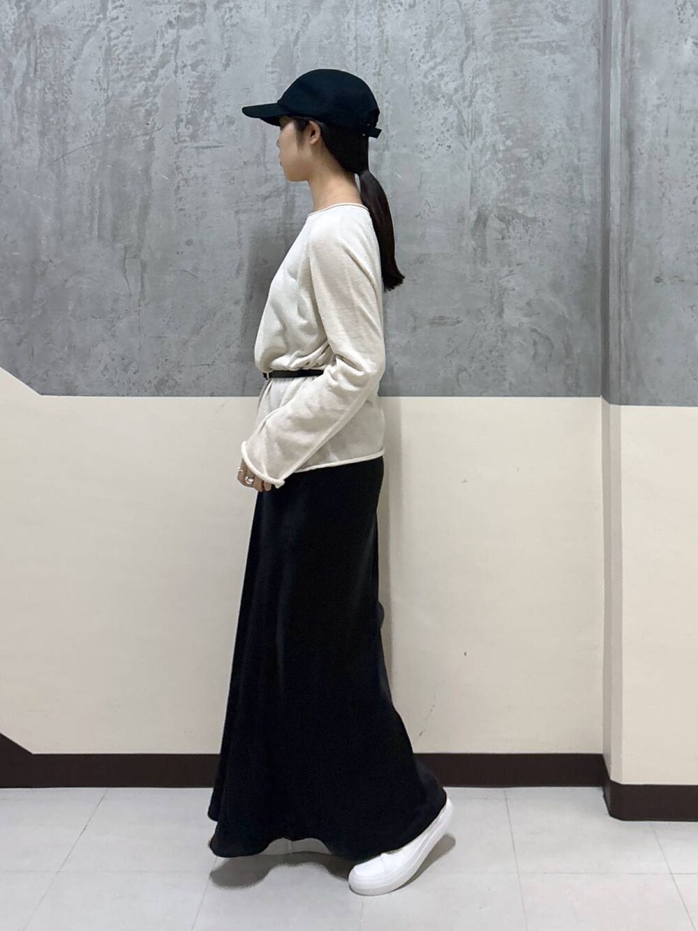 「リラックス、きれいめ、着痩せ・細見え、夏コーデ、骨格ストレート、BARNYARDSTORM、スカート、リネン・透けアイテム、春コーデ」|「BARNYARDSTORMのBARNYARDSTORM / キレイめボディバッグ2【撥水】(ボディバッグ/ウエストポーチ、グレー系)」を使った、hitomiさん(レディース・160cm)の春コーディネートの2枚目の写真