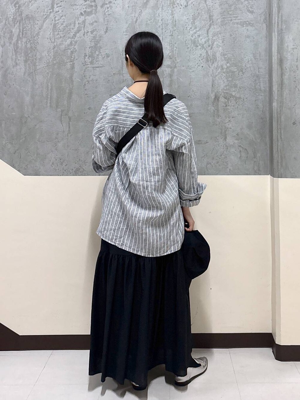 「スカート、リネン・透けアイテム、シャツ、リラックス、きれいめ、着痩せ・細見え、夏コーデ、骨格ストレート、BARNYARDSTORM」｜「MazellのMazell / 2WAYソフトモカローファー（ローファー、シルバー系）」を使った、hitomiさん（レディース・160cm）の春コーディネートの3枚目の写真