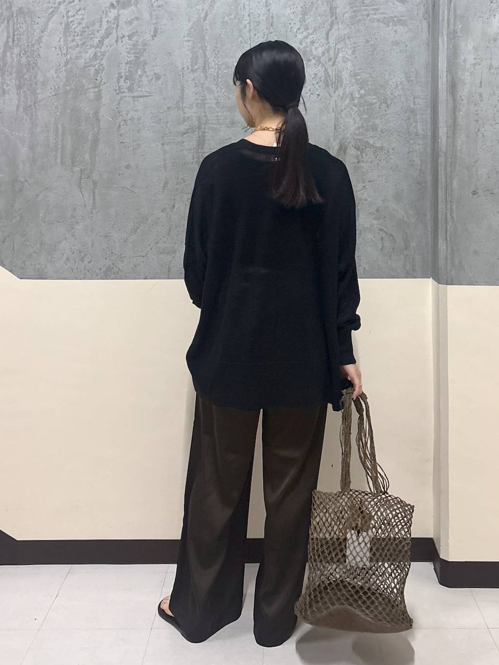 「リラックス、きれいめ、着痩せ・細見え、夏コーデ、骨格ストレート、BARNYARDSTORM、ワイドパンツ、カーディガン」|「BARNYARDSTORMのBARNYARDSTORM / メタルツキレザートング(サンダル、ブラック系)」を使った、hitomiさん(レディース・160cm)の春コーディネートの3枚目の写真