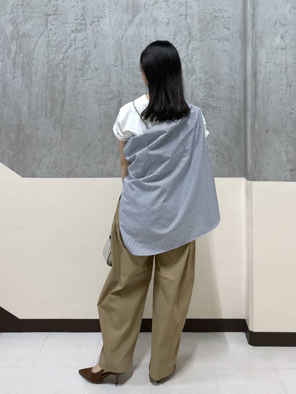 「リラックス、きれいめ、着痩せ・細見え、骨格ストレート、BARNYARDSTORM、カジュアル、大人カジュアル、パンツ、Tシャツ、シャツ、パンプス」|「BARNYARDSTORMのBARNYARDSTORM / コクーンシルエットイージーパンツ【撥水】(その他パンツ、ベージュ系)」を使った、hitomiさん(レディース・160cm)の夏コーディネートの5枚目の写真