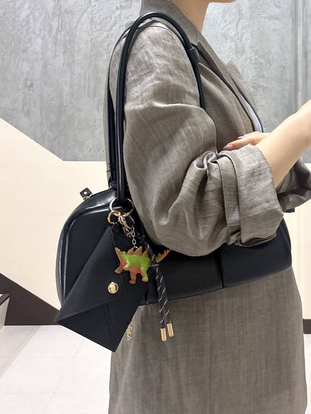 「リラックス、きれいめ、着痩せ・細見え、夏コーデ、骨格ストレート、BARNYARDSTORM、ジャケット、デニムパンツ」|「surtのBARNYARDSTORM / 【SURT】ルーズシルエットデニム【WEB限定サイズL】(デニムパンツ、ホワイト系)」を使った、hitomiさん(レディース・160cm)の春コーディネートの5枚目の写真