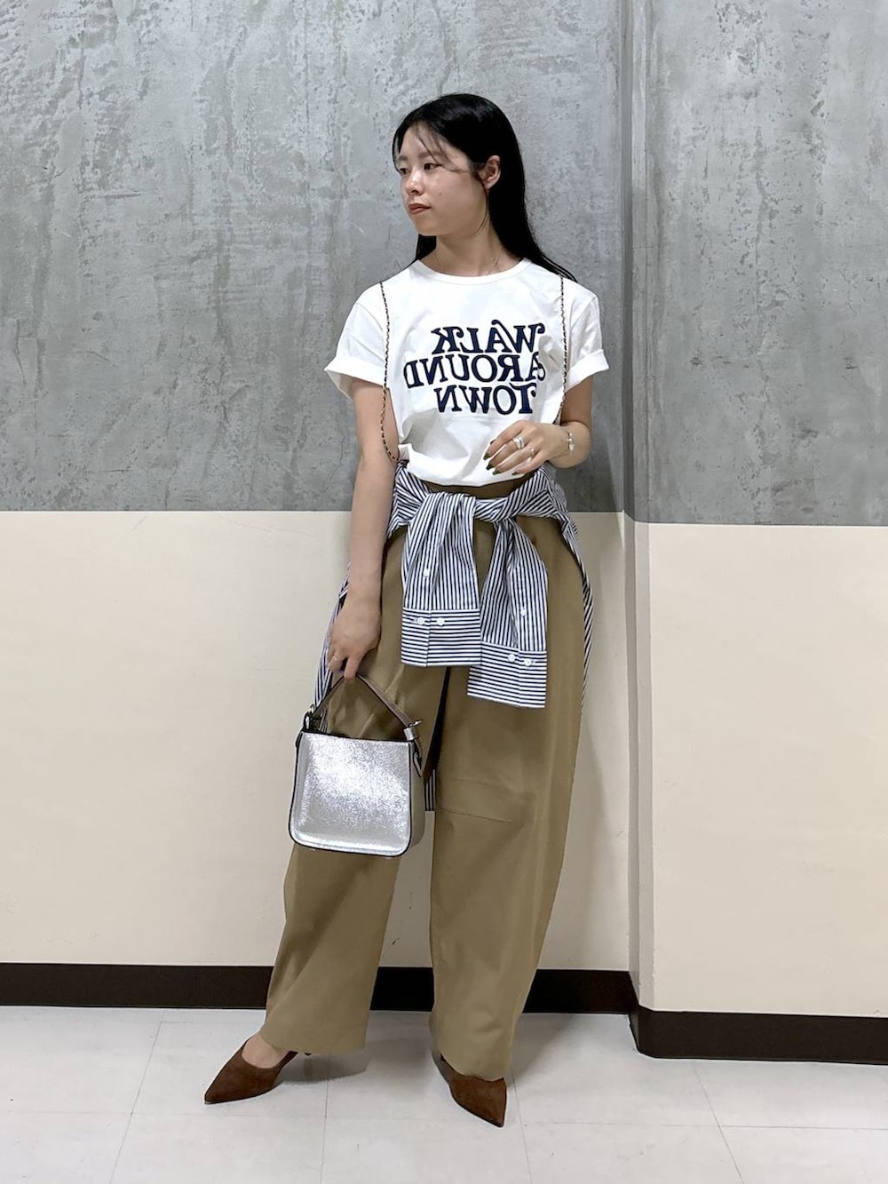 「リラックス、きれいめ、着痩せ・細見え、骨格ストレート、BARNYARDSTORM、カジュアル、大人カジュアル、パンツ、Tシャツ、シャツ、パンプス」|「BARNYARDSTORMのBARNYARDSTORM / コクーンシルエットイージーパンツ【撥水】(その他パンツ、ベージュ系)」を使った、hitomiさん(レディース・160cm)の夏コーディネートの3枚目の写真