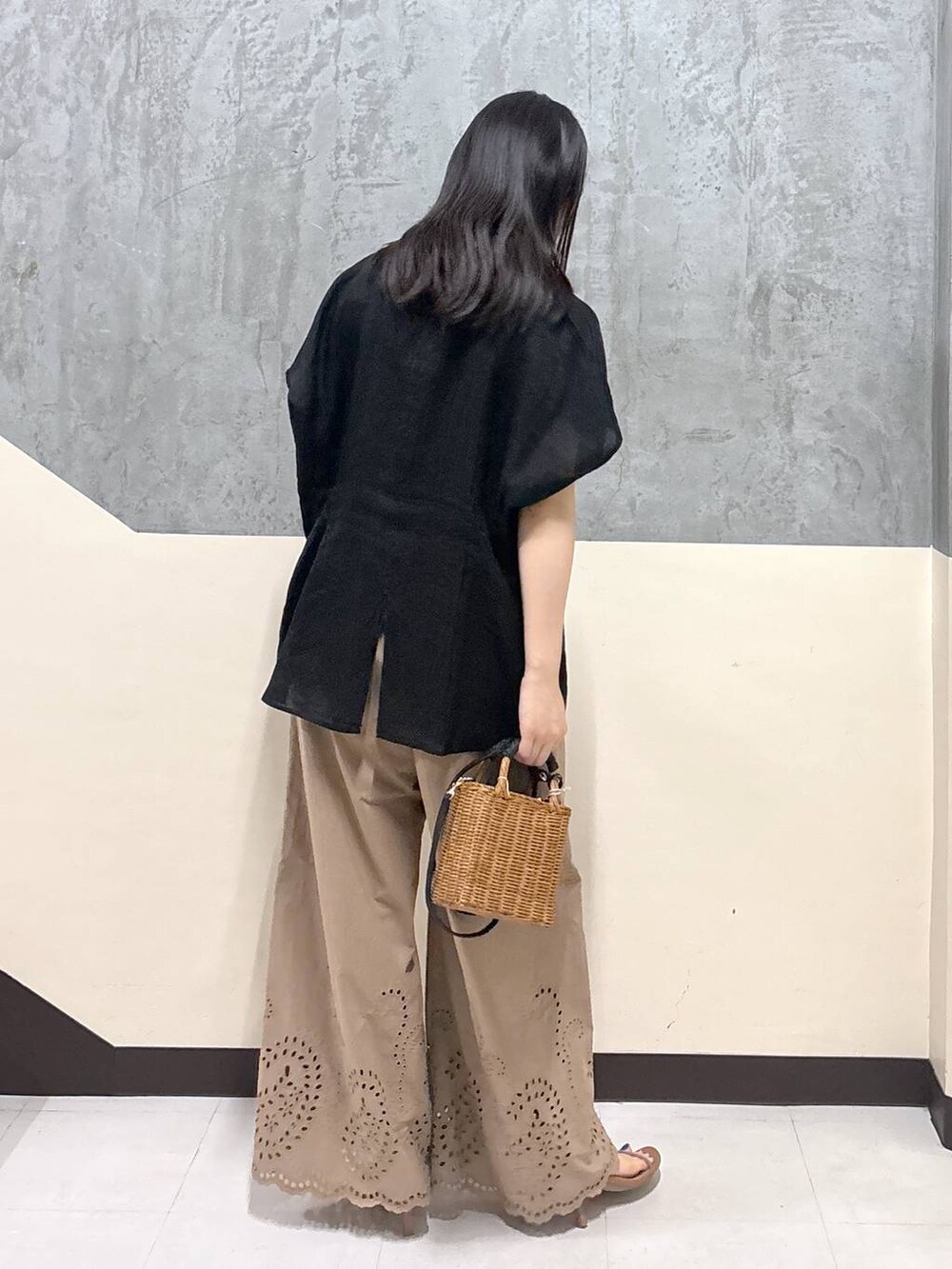 「リラックス、着痩せ・細見え、夏コーデ、骨格ストレート、きれいめ、BARNYARDSTORM」|「BARNYARDSTORMのBARNYARDSTORM / ウエストタックリネンブラウス / ハンドウォッシャブル(シャツ/ブラウス、ブラック系)」を使った、hitomiさん(レディース・160cm)の夏コーディネートの3枚目の写真