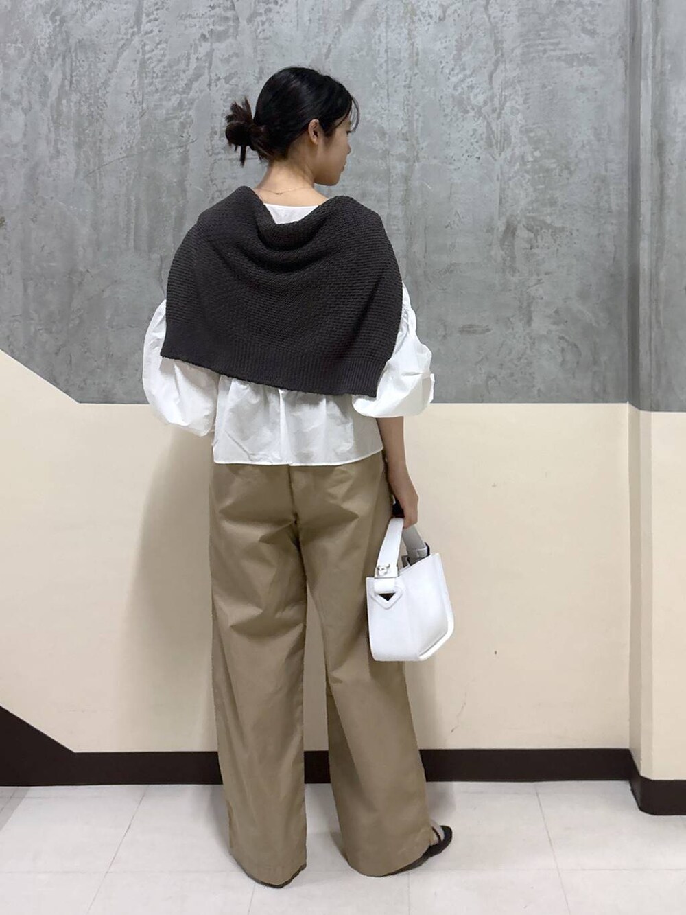 「BARNYARDSTORM、ブラウス、リラックス、きれいめ、着痩せ・細見え、骨格ストレート」|「BARNYARDSTORMのBARNYARDSTORM /【CONTIGO】レザーショルダー 【新色追加】(ハンドバッグ、ホワイト系)」を使った、hitomiさん(レディース・160cm)の春コーディネートの3枚目の写真