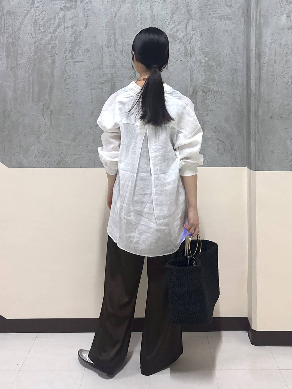 「夏コーデ、ワイドパンツ、リラックス、きれいめ、着痩せ・細見え、骨格ストレート、BARNYARDSTORM、春コーデ、シャツ」|「MazellのMazell / 2WAYソフトモカローファー(ローファー、シルバー系)」を使った、hitomiさん(レディース・160cm)の春コーディネートの3枚目の写真