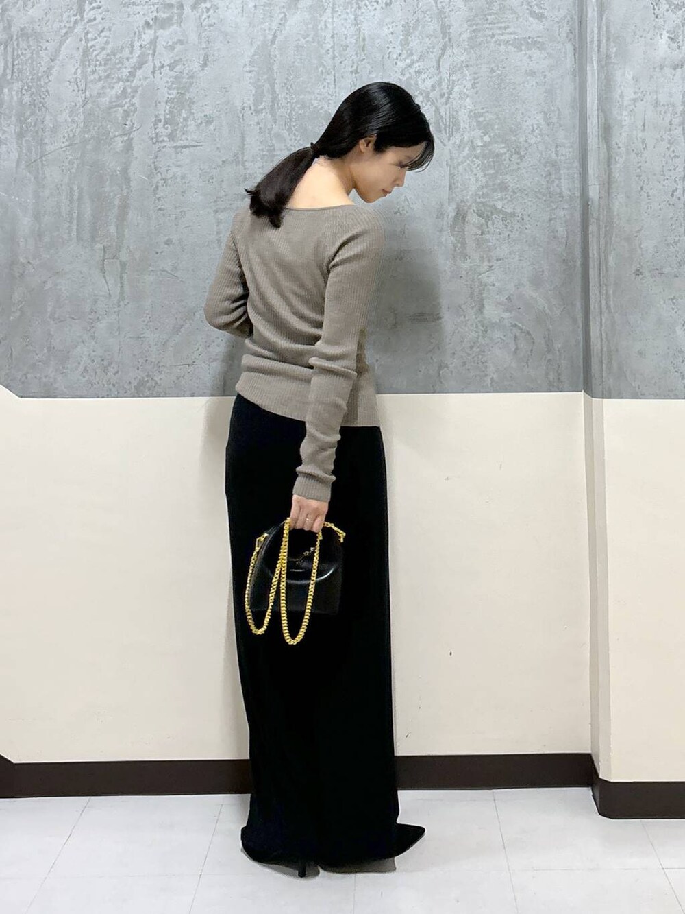 「リラックス、きれいめ、着痩せ・細見え、骨格ストレート、BARNYARDSTORM、秋コーデ、ニット、スカート、パンプス」|「BARNYARDSTORMのBARNYARDSTORM / SINBONO / ショルダーBAG(ショルダーバッグ、ブラック系)」を使った、hitomiさん(レディース・160cm)の秋コーディネートの3枚目の写真