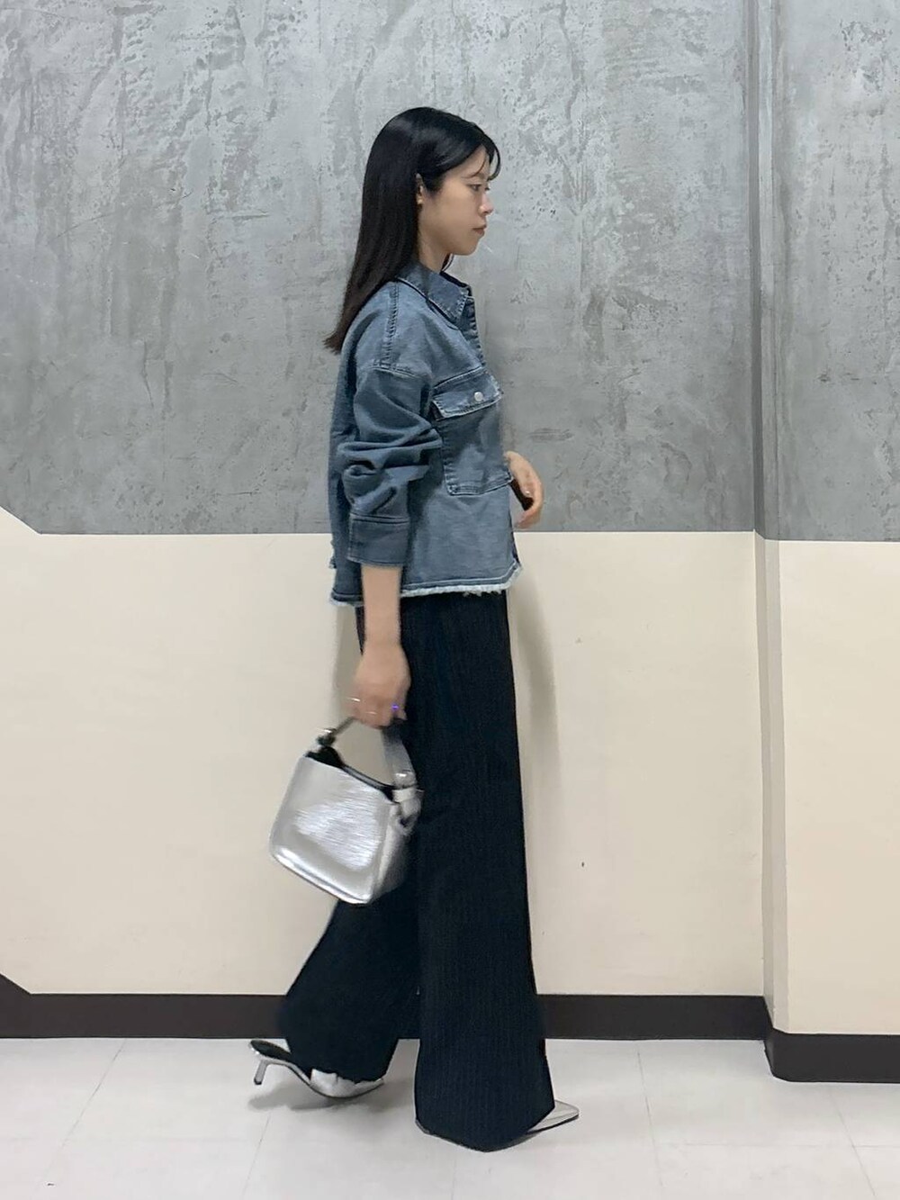 「リラックス、きれいめ、着痩せ・細見え、骨格ストレート、BARNYARDSTORM、秋コーデ、デニムジャケット、スラックス、パンプス」|「BARNYARDSTORMのBARNYARDSTORM / マニッシュフレアパンツ<セットアップ対応>ハンドウォッシャブル(スラックス、ブルー系)」を使った、hitomiさん(レディース・160cm)の秋コーディネートの3枚目の写真