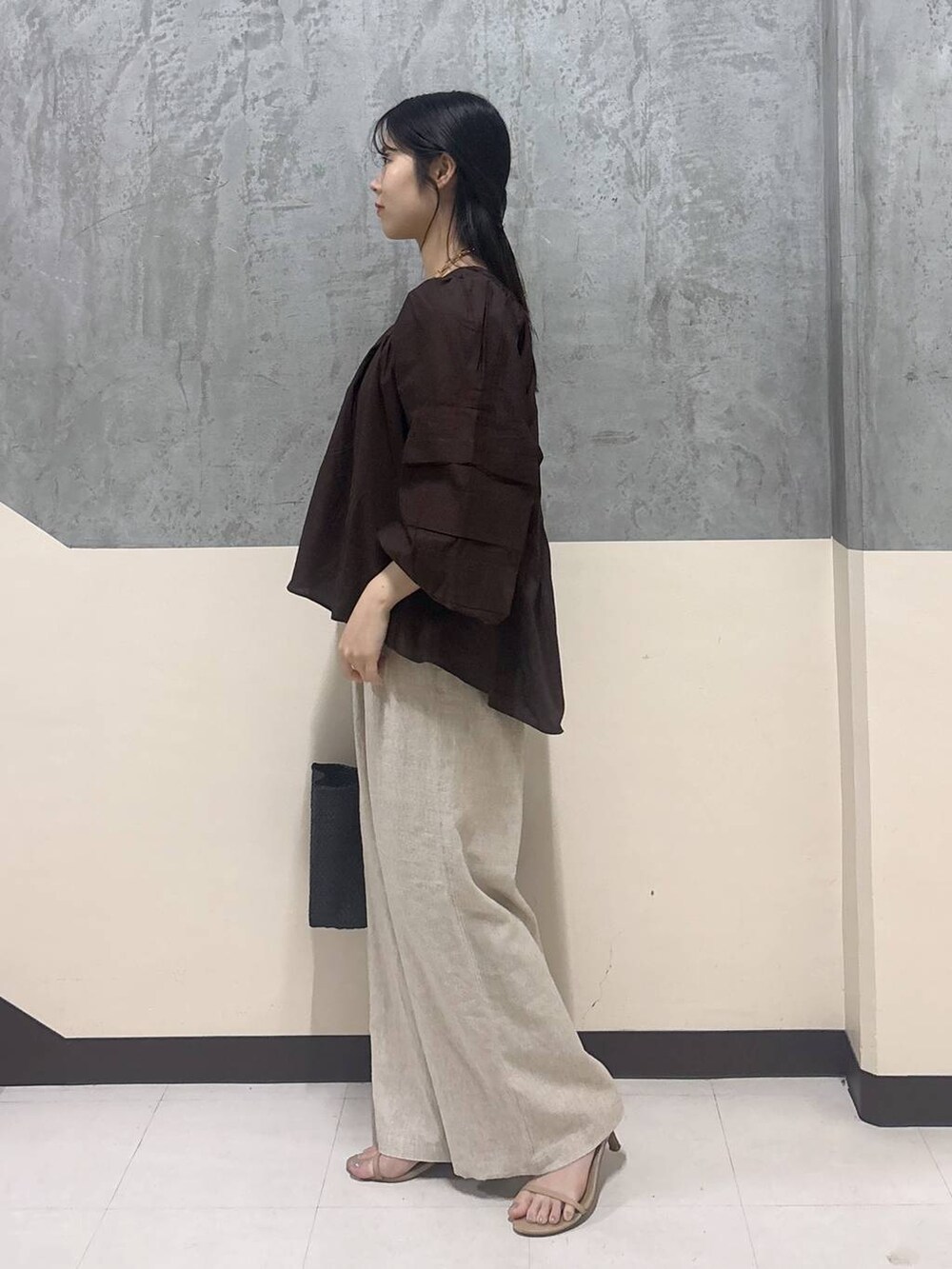 「リラックス、きれいめ、着痩せ・細見え、骨格ストレート、BARNYARDSTORM、ブラウス、ワイドパンツ、春コーデ」|「BARNYARDSTORMのBARNYARDSTORM / コットンローンブラウス(シャツ/ブラウス、ブラウン系)」を使った、hitomiさん(レディース・160cm)の春コーディネートの2枚目の写真