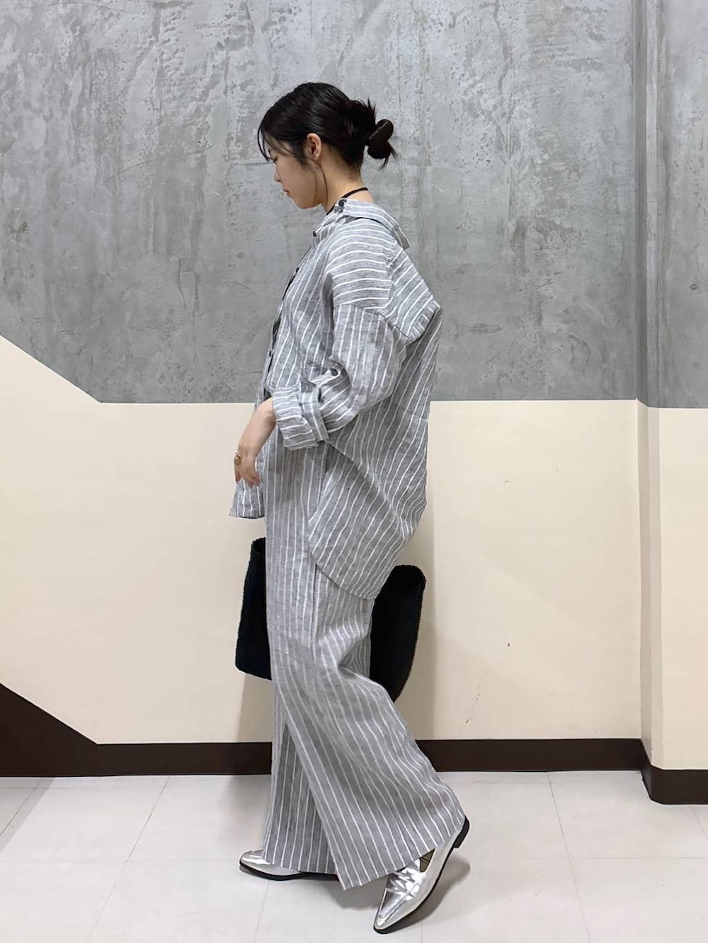 「リラックス、きれいめ、着痩せ・細見え、夏コーデ、骨格ストレート、BARNYARDSTORM、リネン・透けアイテム」｜「MazellのMazell / 2WAYソフトモカローファー（ローファー、シルバー系）」を使った、hitomiさん（レディース・160cm）の春コーディネートの2枚目の写真