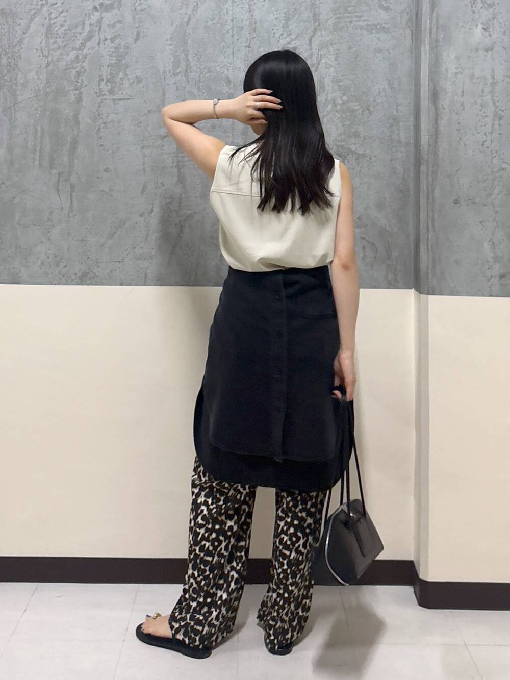 「リラックス、きれいめ、着痩せ・細見え、夏コーデ、骨格ストレート、BARNYARDSTORM」|「BARNYARDSTORMのBARNYARDSTORM / ダブルクロスノースリプルオーバー / マシンウォッシャブル【『BABALOG』チャンネルご紹介アイテム】(Tシャツ/カットソー、ホワイト系)」を使った、hitomiさん(レディース・160cm)の夏コーディネートの3枚目の写真
