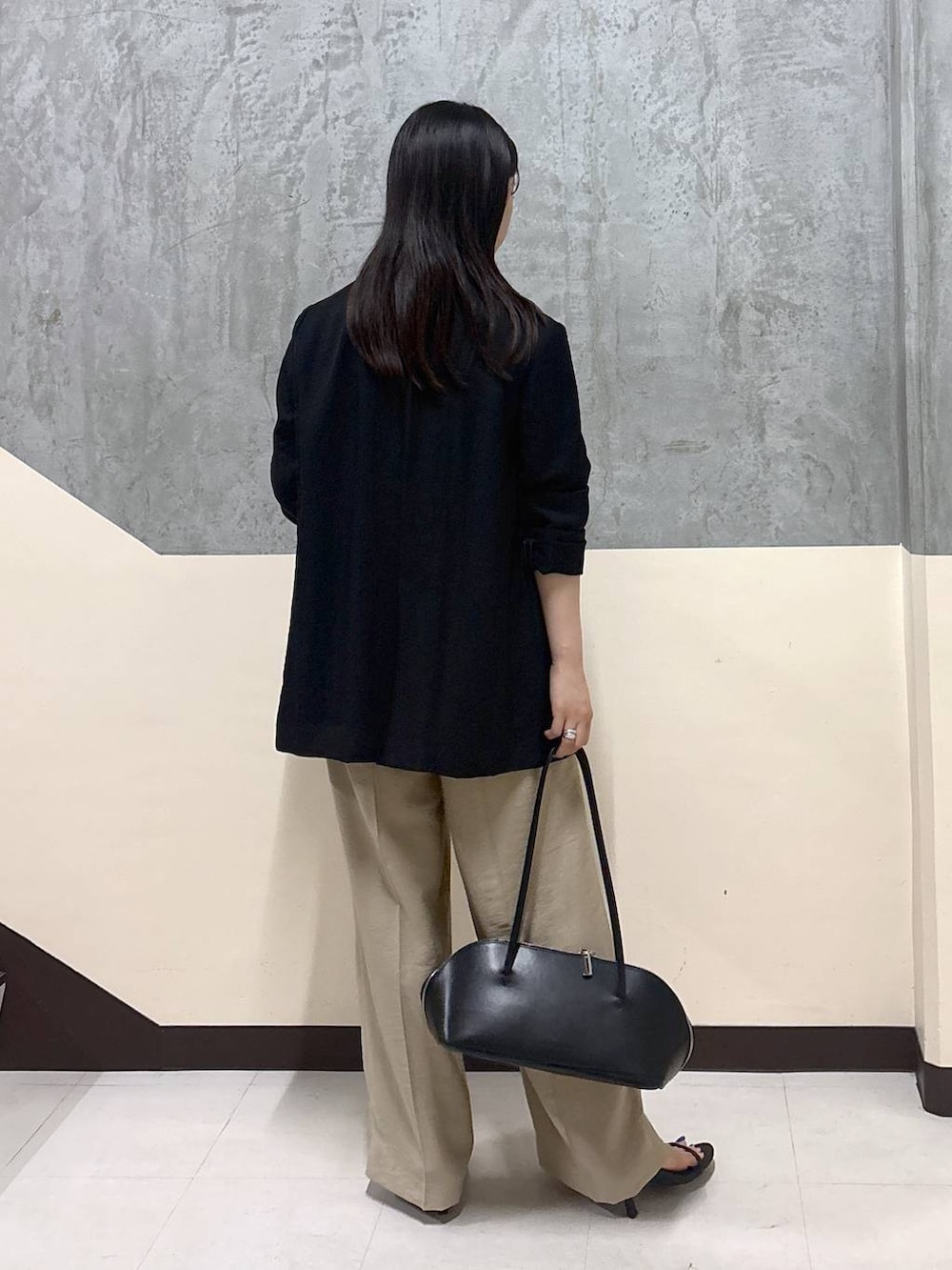 「リラックス、きれいめ、着痩せ・細見え、夏コーデ、骨格ストレート、BARNYARDSTORM、Tシャツ」|「ADD CULUMNのBARNYARDSTORM / ADDCULUMN(アドカラム) / ボストンバッグ(トートバッグ、ブラック系)」を使った、hitomiさん(レディース・160cm)の夏コーディネートの3枚目の写真