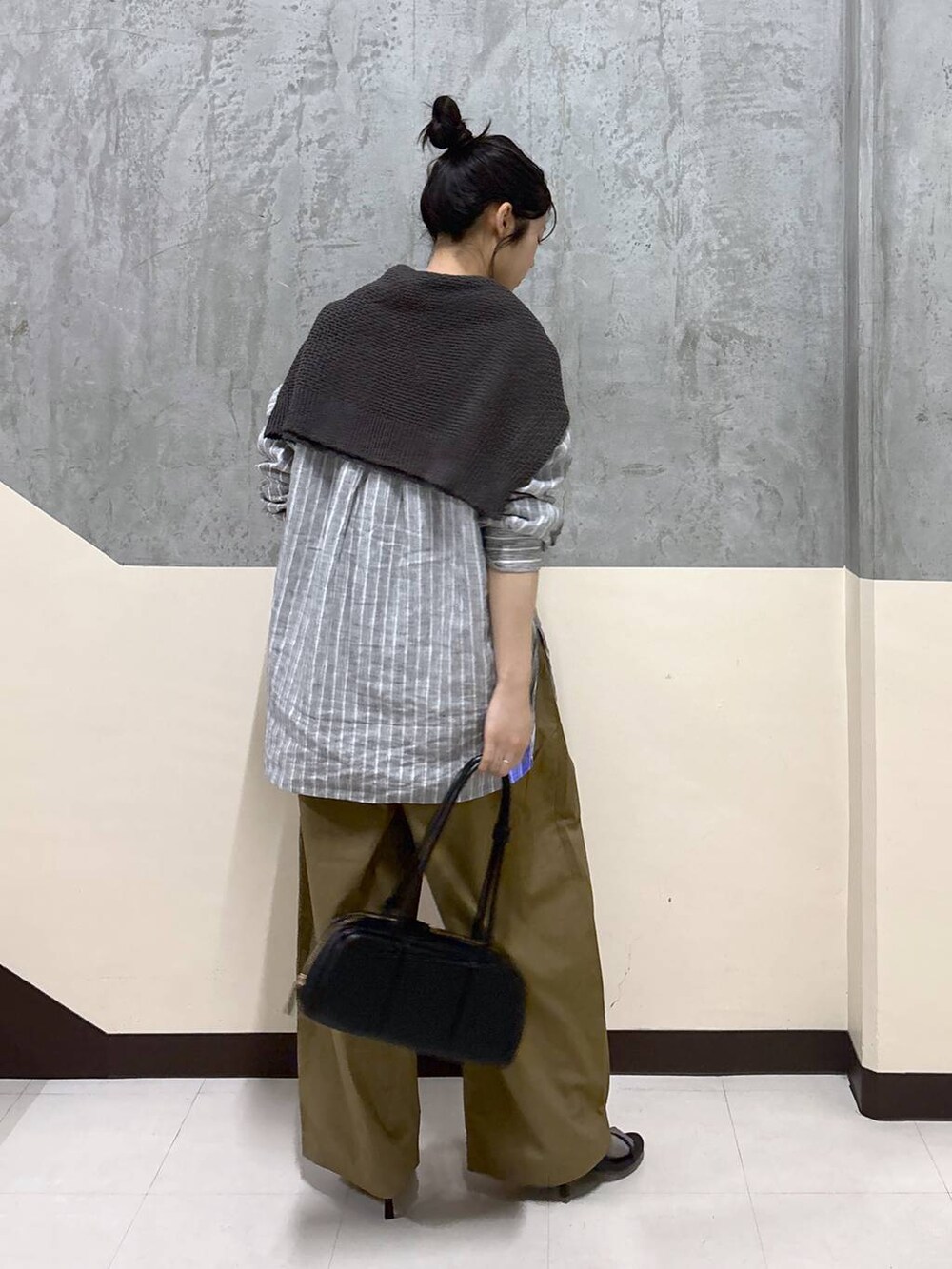 「リラックス、きれいめ、着痩せ・細見え、骨格ストレート、BARNYARDSTORM、パンツ、シャツ、春コーデ」｜「BARNYARDSTORMのBARNYARDSTORM / タタックイージーパンツ（その他パンツ、ベージュ系）」を使った、hitomiさん（レディース・160cm）の春コーディネートの4枚目の写真