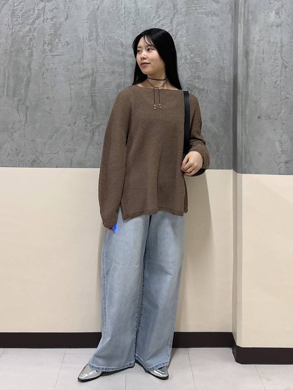 「リラックス、きれいめ、着痩せ・細見え、骨格ストレート、BARNYARDSTORM、デニムパンツ、ニット」｜「MazellのMazell / 2WAYソフトモカローファー（ローファー、シルバー系）」を使った、hitomiさん（レディース・160cm）の春コーディネートの2枚目の写真