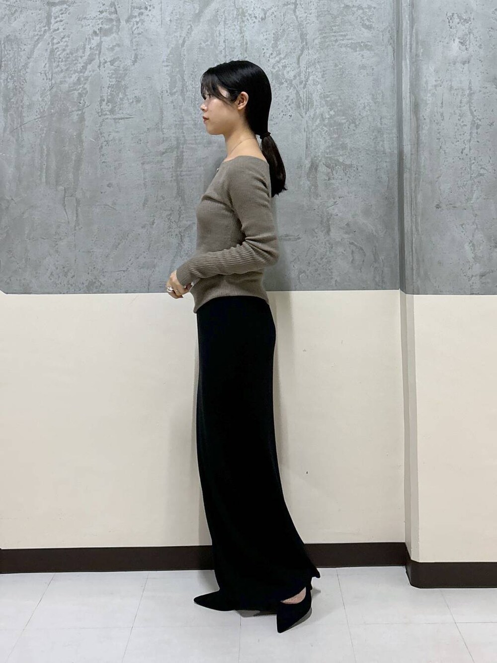 「リラックス、きれいめ、着痩せ・細見え、骨格ストレート、BARNYARDSTORM、秋コーデ、ニット、スカート、パンプス」|「BARNYARDSTORMのBARNYARDSTORM / SINBONO / ショルダーBAG(ショルダーバッグ、ブラック系)」を使った、hitomiさん(レディース・160cm)の秋コーディネートの2枚目の写真