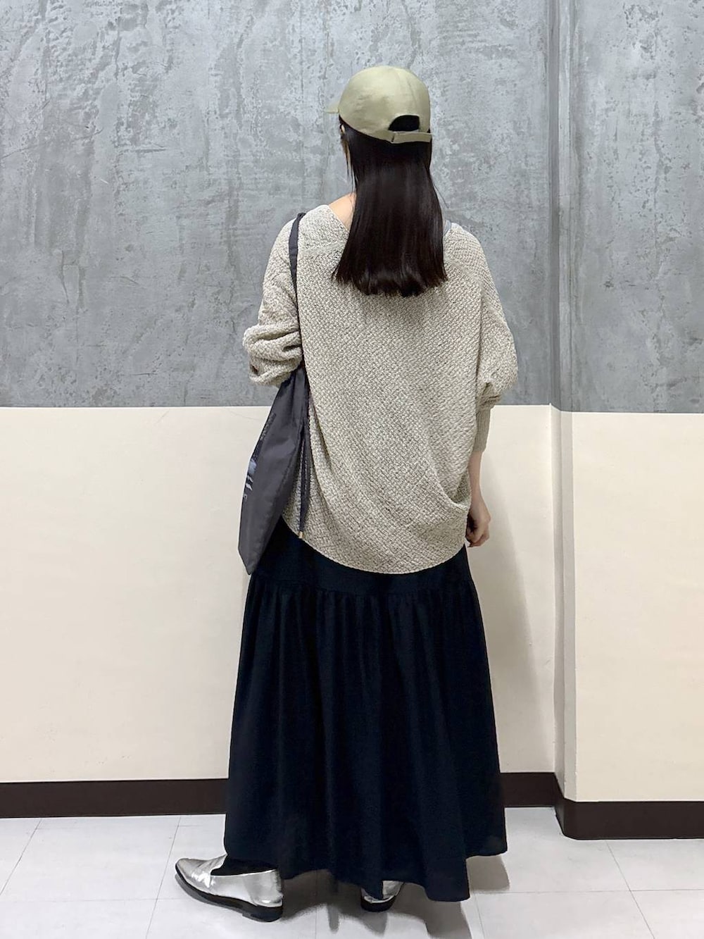 「スカート、リラックス、きれいめ、着痩せ・細見え、夏コーデ、骨格ストレート、BARNYARDSTORM」|「MazellのMazell / 2WAYソフトモカローファー(ローファー、シルバー系)」を使った、hitomiさん(レディース・160cm)の春コーディネートの4枚目の写真