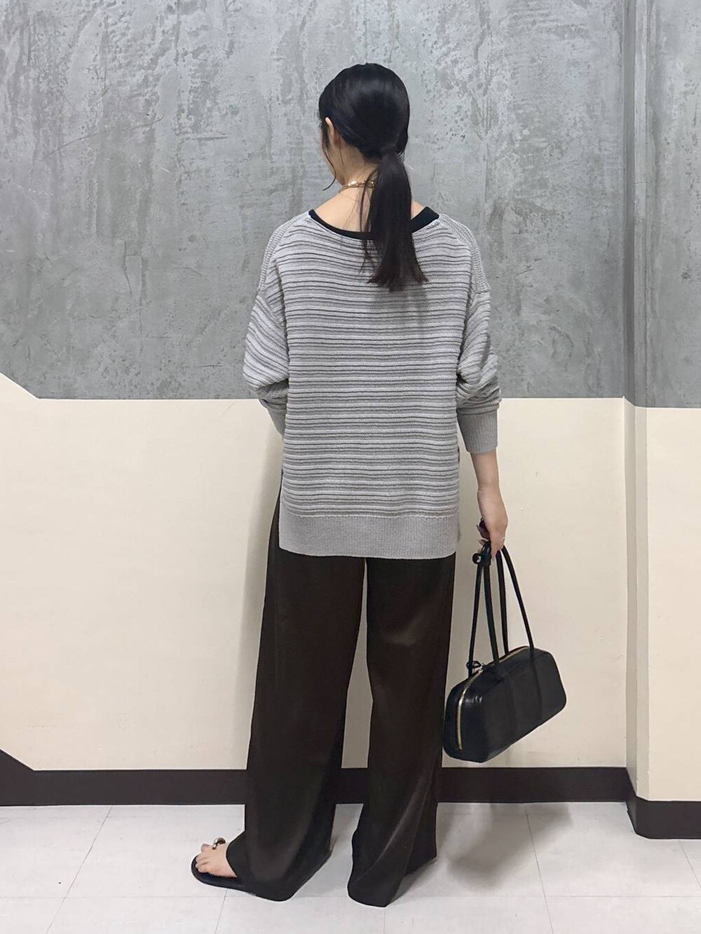 「骨格ストレート、リラックス、きれいめ、着痩せ・細見え、BARNYARDSTORM、春コーデ、ワイドパンツ、ニット」|「ADD CULUMNのBARNYARDSTORM / 【ADDCULUMN / アドカラム】 / PUFFボストン(ボストンバッグ、ブラック系)」を使った、hitomiさん(レディース・160cm)の春コーディネートの3枚目の写真
