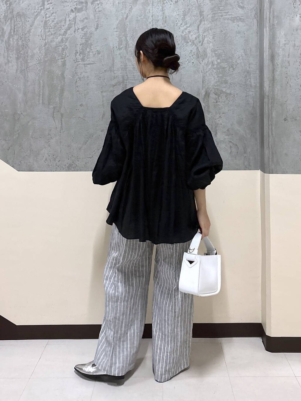 「きれいめ、着痩せ・細見え、リラックス、夏コーデ、骨格ストレート、BARNYARDSTORM、リネン・透けアイテム、ワイドパンツ」｜「BARNYARDSTORMのBARNYARDSTORM /【CONTIGO】レザーショルダー 【新色追加】（ハンドバッグ、ホワイト系）」を使った、hitomiさん（レディース・160cm）の春コーディネートの3枚目の写真