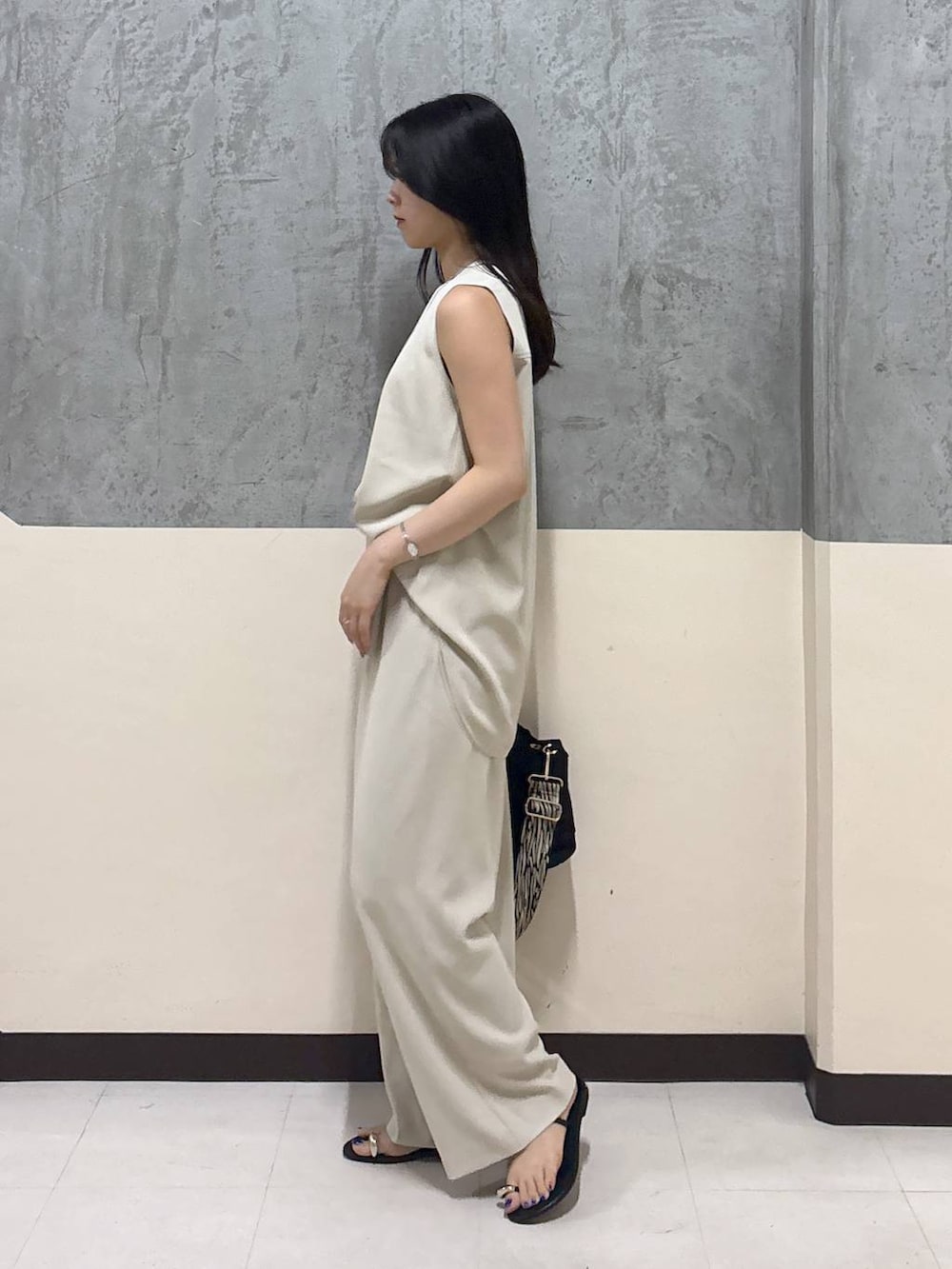 「リラックス、きれいめ、着痩せ・細見え、夏コーデ、骨格ストレート、BARNYARDSTORM、ノースリーブ、ワイドパンツ」|「BARNYARDSTORMのBARNYARDSTORM / ダブルクロスノースリプルオーバー / マシンウォッシャブル【『BABALOG』チャンネルご紹介アイテム】(Tシャツ/カットソー、ホワイト系)」を使った、hitomiさん(レディース・160cm)の夏コーディネートの2枚目の写真