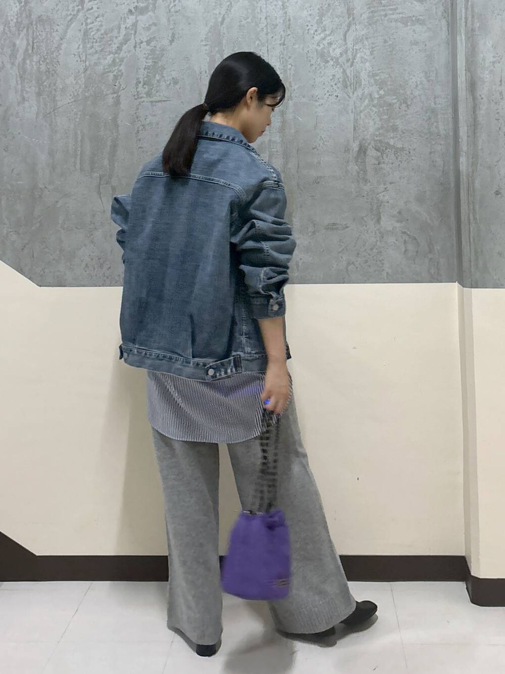 「リラックス、きれいめ、着痩せ・細見え、デニムジャケット、シャツ、秋コーデ、大人カジュアル、骨格ストレート、BARNYARDSTORM」|「BARNYARDSTORMのBARNYARDSTORM / オーバーサイズシャツ(シャツ/ブラウス、ブルー系)」を使った、hitomiさん(レディース・160cm)の秋コーディネートの4枚目の写真