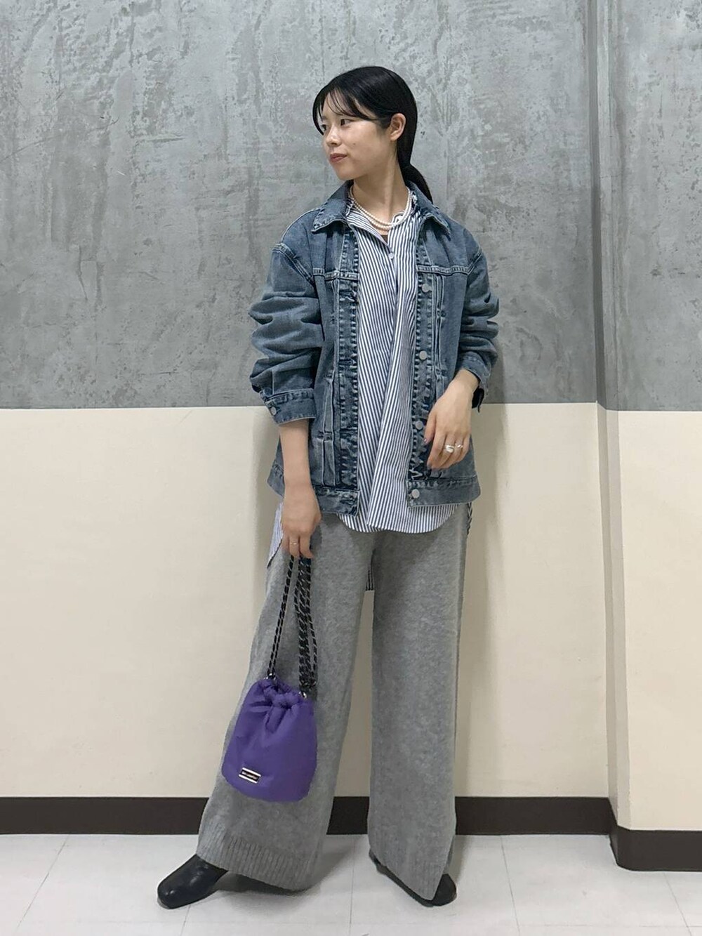 「リラックス、きれいめ、着痩せ・細見え、デニムジャケット、シャツ、秋コーデ、大人カジュアル、骨格ストレート、BARNYARDSTORM」|「BARNYARDSTORMのBARNYARDSTORM / オーバーサイズシャツ(シャツ/ブラウス、ブルー系)」を使った、hitomiさん(レディース・160cm)の秋コーディネートの2枚目の写真