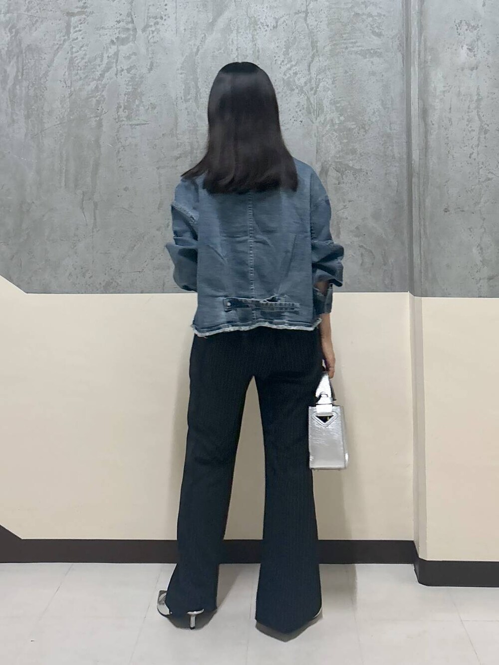 「リラックス、きれいめ、着痩せ・細見え、骨格ストレート、BARNYARDSTORM、秋コーデ、デニムジャケット、スラックス、パンプス」|「BARNYARDSTORMのBARNYARDSTORM / マニッシュフレアパンツ<セットアップ対応>ハンドウォッシャブル(スラックス、ブルー系)」を使った、hitomiさん(レディース・160cm)の秋コーディネートの2枚目の写真