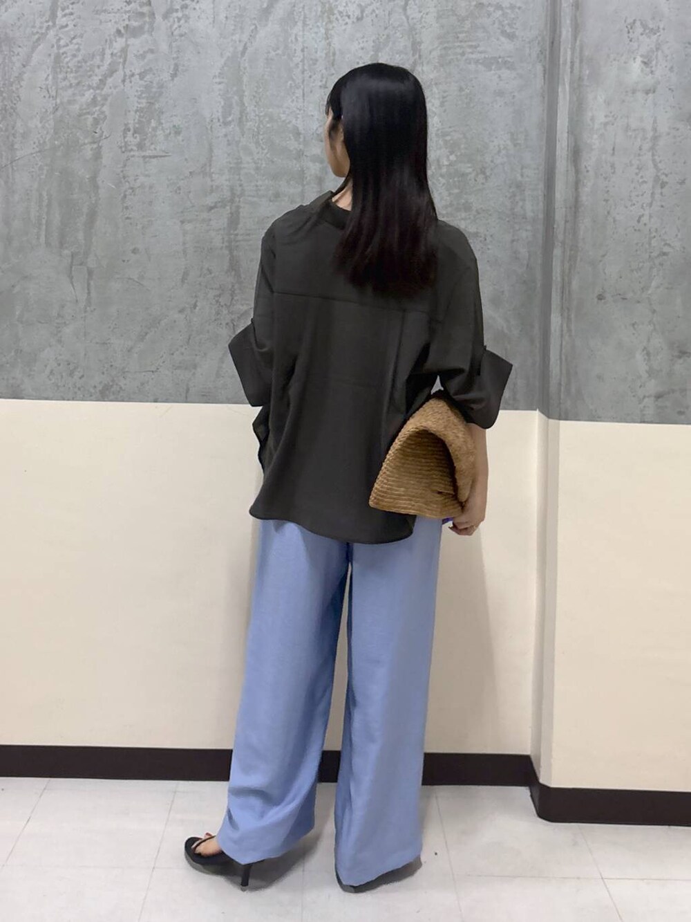 「リラックス、きれいめ、着痩せ・細見え、夏コーデ、骨格ストレート、BARNYARDSTORM、ワイドパンツ」|「MADE IN MADAのMADE IN MADA(メイド イン マダ) / KOKOカゴバッグ 【『ネルソンさん』YouTubeご紹介アイテム】(かごバッグ、ブラウン系)」を使った、hitomiさん(レディース・160cm)の夏コーディネートの3枚目の写真