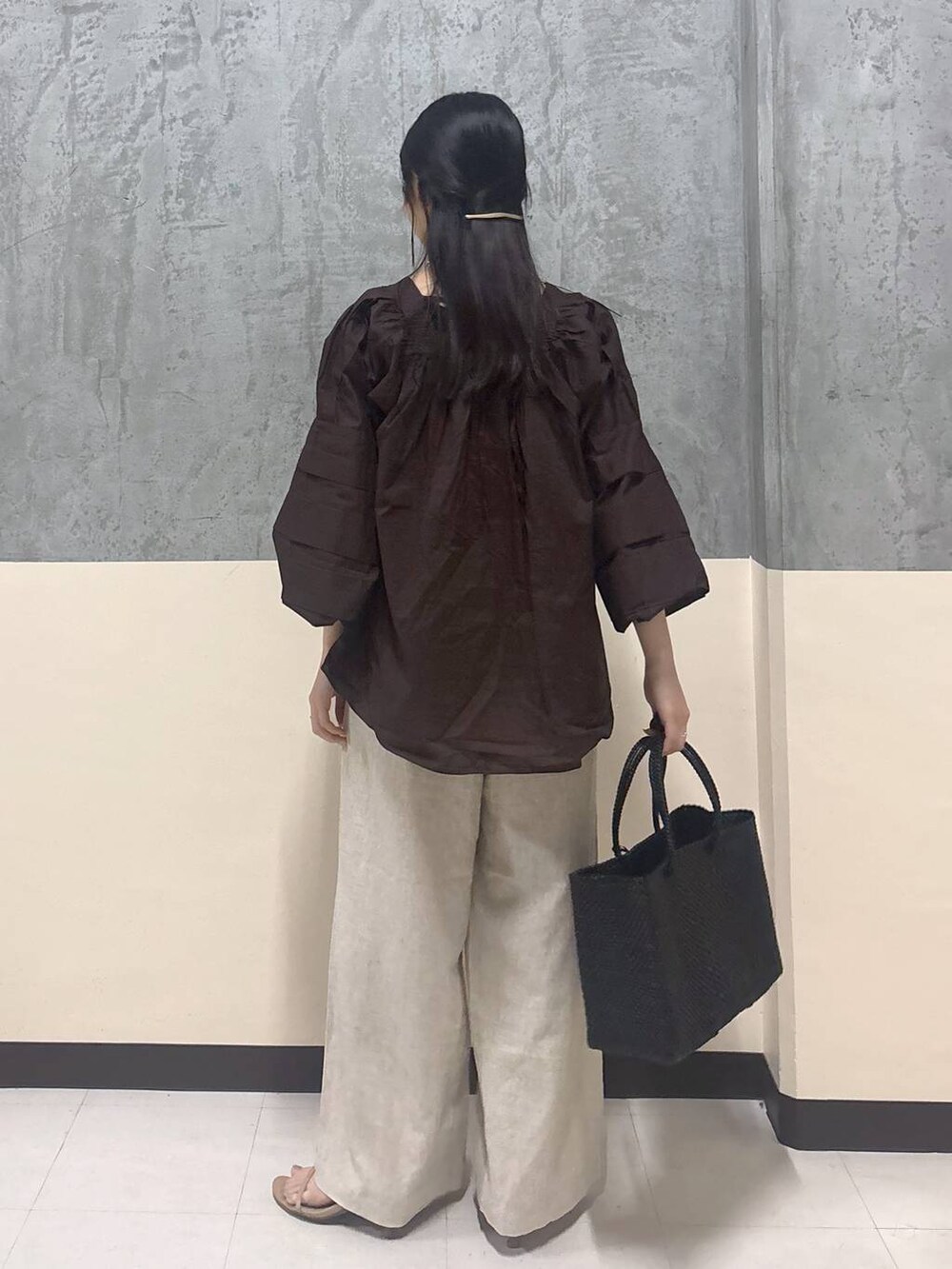 「リラックス、きれいめ、着痩せ・細見え、骨格ストレート、BARNYARDSTORM、ブラウス、ワイドパンツ、春コーデ」|「BARNYARDSTORMのBARNYARDSTORM / コットンローンブラウス(シャツ/ブラウス、ブラウン系)」を使った、hitomiさん(レディース・160cm)の春コーディネートの3枚目の写真