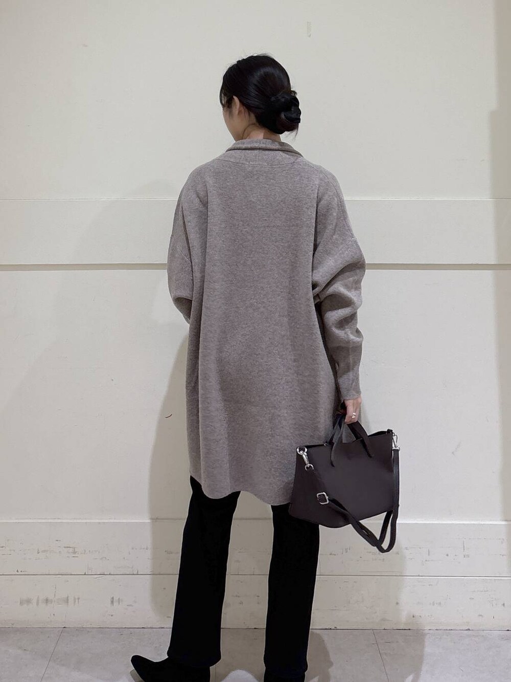 ブラック系のデニムパンツ、ベージュ系のニット/セーター、ベージュ系のカーディガン/ボレロを着用したレディースの秋コーディネートの3枚目の写真