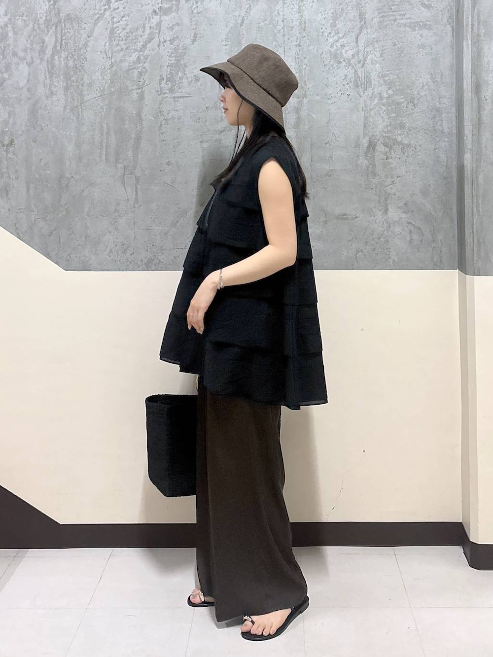 「リラックス、きれいめ、着痩せ・細見え、夏コーデ、骨格ストレート、BARNYARDSTORM、ワイドパンツ、ブラウス」｜「BARNYARDSTORMのBARNYARDSTORM / メタルツキレザートング（サンダル、ブラック系）」を使った、hitomiさん（レディース・160cm）の春コーディネートの2枚目の写真