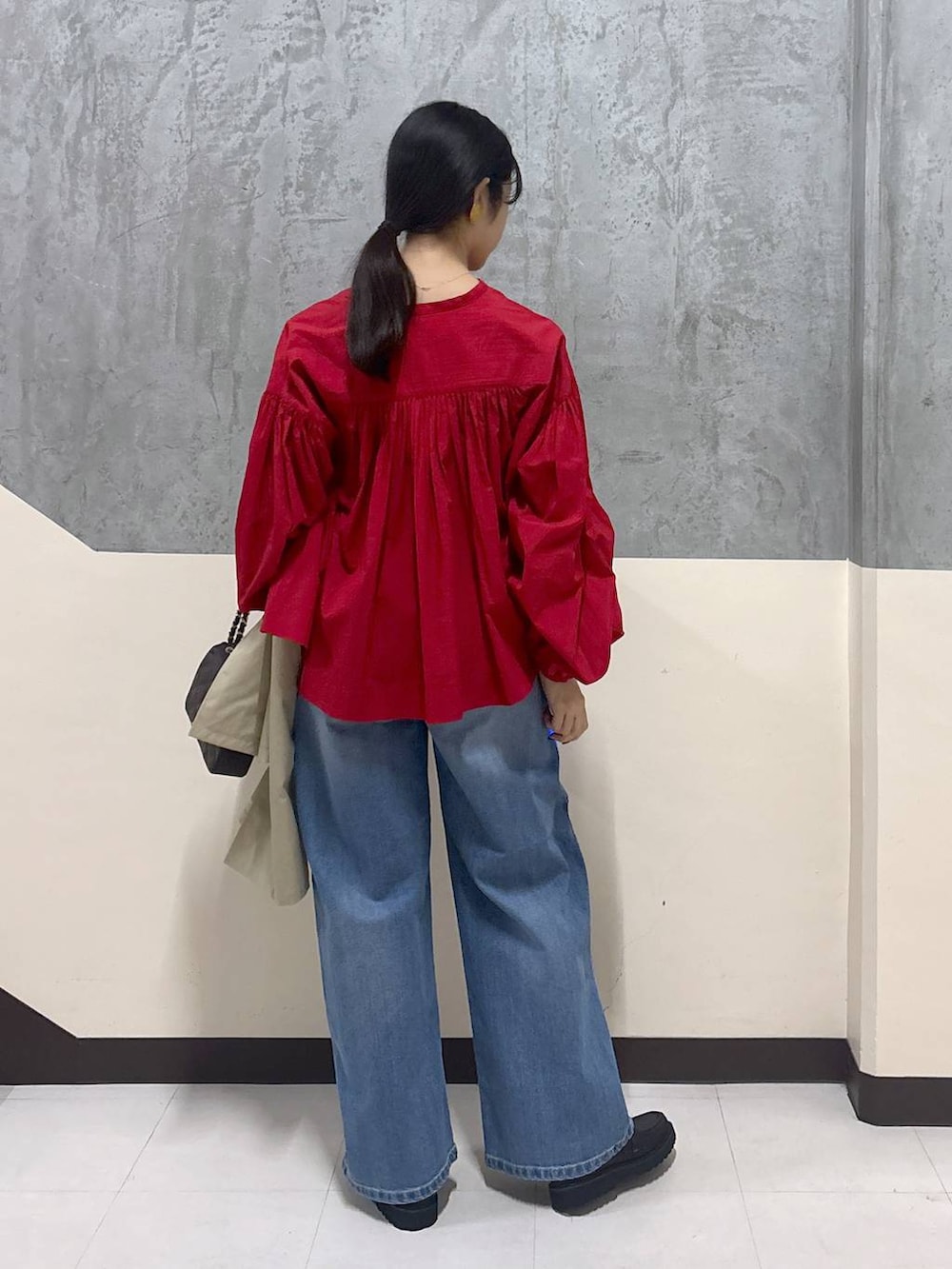「リラックス、きれいめ、着痩せ・細見え、骨格ストレート、BARNYARDSTORM、ブラウス、デニムパンツ」｜「BARNYARDSTORMのBARNYARDSTORM / Oggi11月号掲載◆ソフトウエストワイドデニムパンツ【WEB限定】（デニムパンツ、ブルー系）」を使った、hitomiさん（レディース・160cm）の冬コーディネートの3枚目の写真