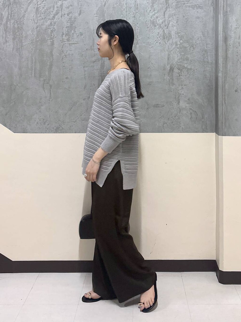 「骨格ストレート、リラックス、きれいめ、着痩せ・細見え、BARNYARDSTORM、春コーデ、ワイドパンツ、ニット」|「ADD CULUMNのBARNYARDSTORM / 【ADDCULUMN / アドカラム】 / PUFFボストン(ボストンバッグ、ブラック系)」を使った、hitomiさん(レディース・160cm)の春コーディネートの2枚目の写真