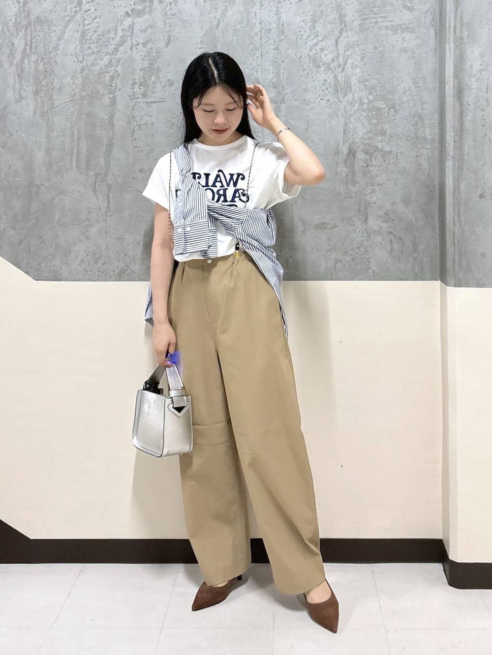 「リラックス、きれいめ、着痩せ・細見え、骨格ストレート、BARNYARDSTORM、カジュアル、大人カジュアル、パンツ、Tシャツ、シャツ、パンプス」|「BARNYARDSTORMのBARNYARDSTORM / コクーンシルエットイージーパンツ【撥水】(その他パンツ、ベージュ系)」を使った、hitomiさん(レディース・160cm)の夏コーディネートの2枚目の写真